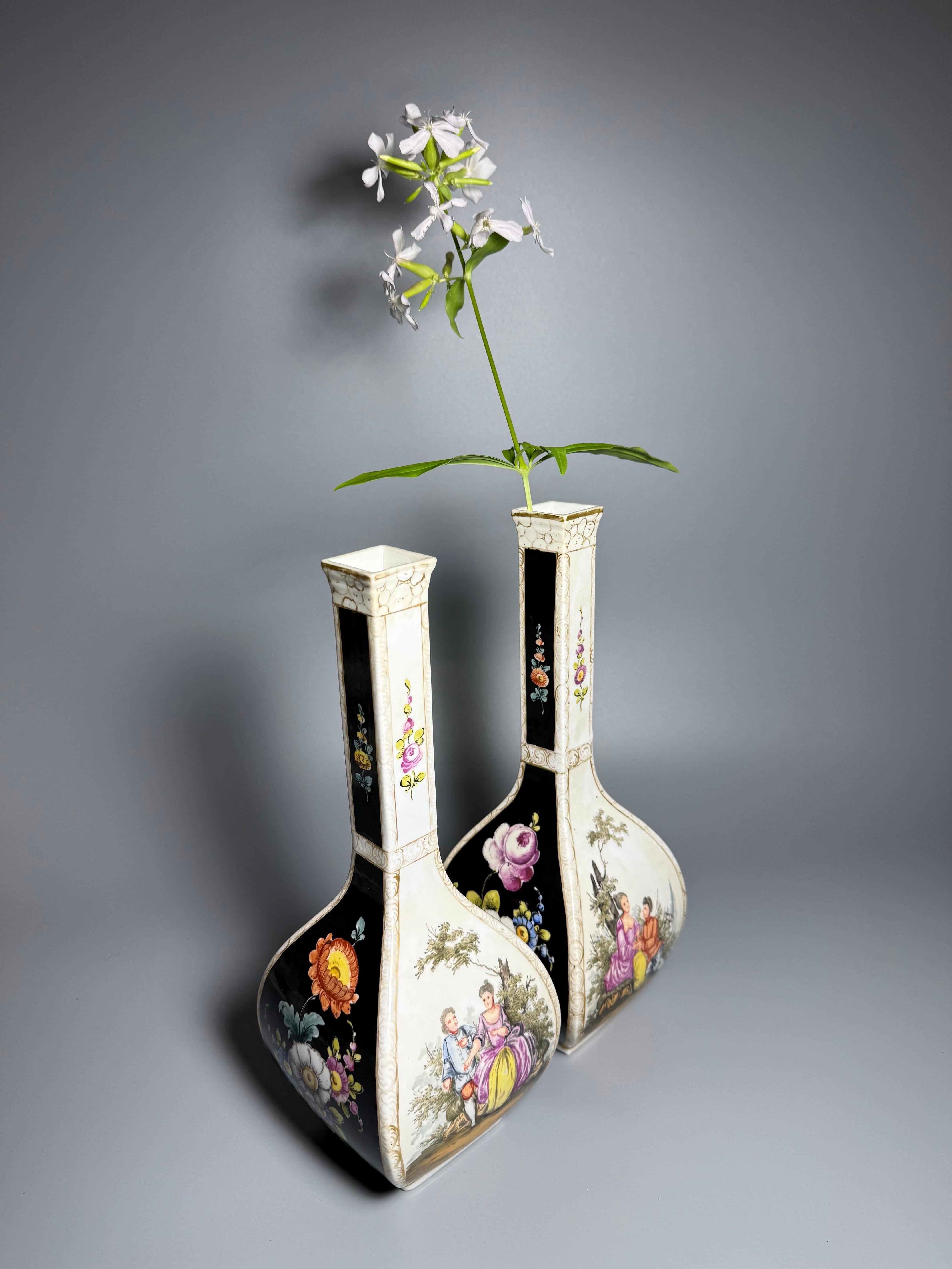 Paire de vases en porcelaine rococo de la fin du 19e siècle Dresden Porcelain Allemagne peints à la main en vente 5