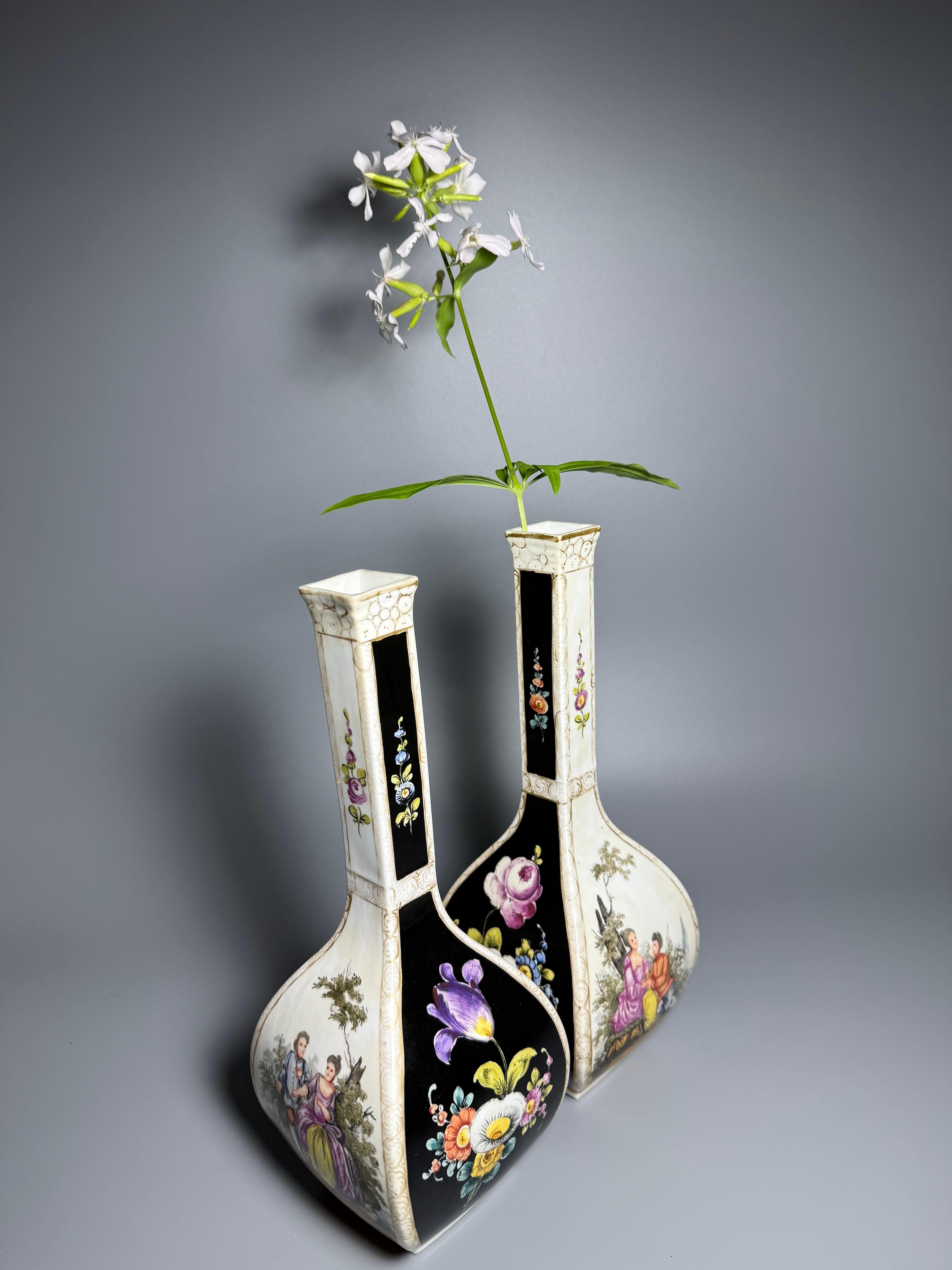 Paire de vases en porcelaine rococo de la fin du 19e siècle Dresden Porcelain Allemagne peints à la main en vente 6