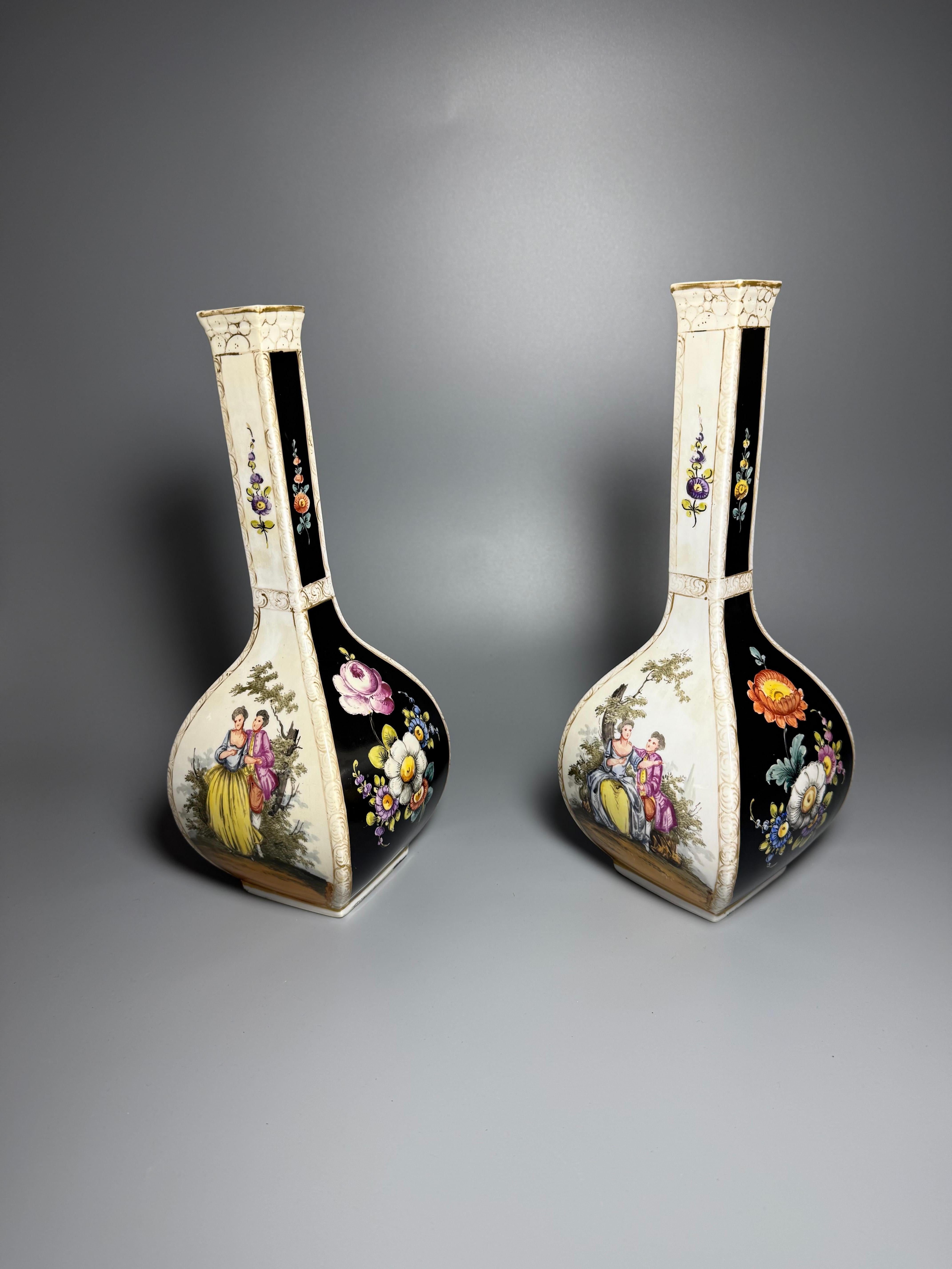 Rococo Paire de vases en porcelaine rococo de la fin du 19e siècle Dresden Porcelain Allemagne peints à la main en vente