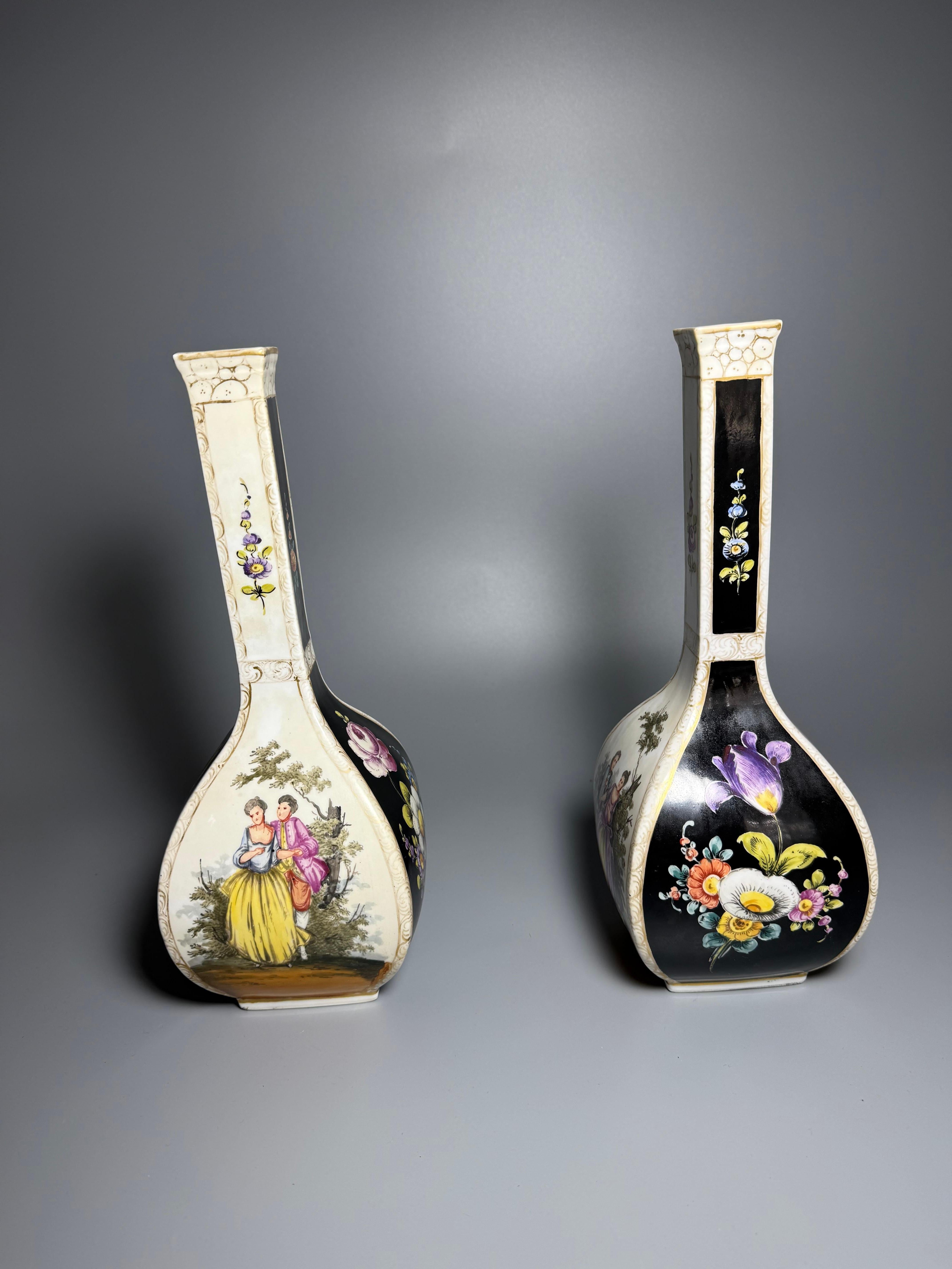 Allemand Paire de vases en porcelaine rococo de la fin du 19e siècle Dresden Porcelain Allemagne peints à la main en vente