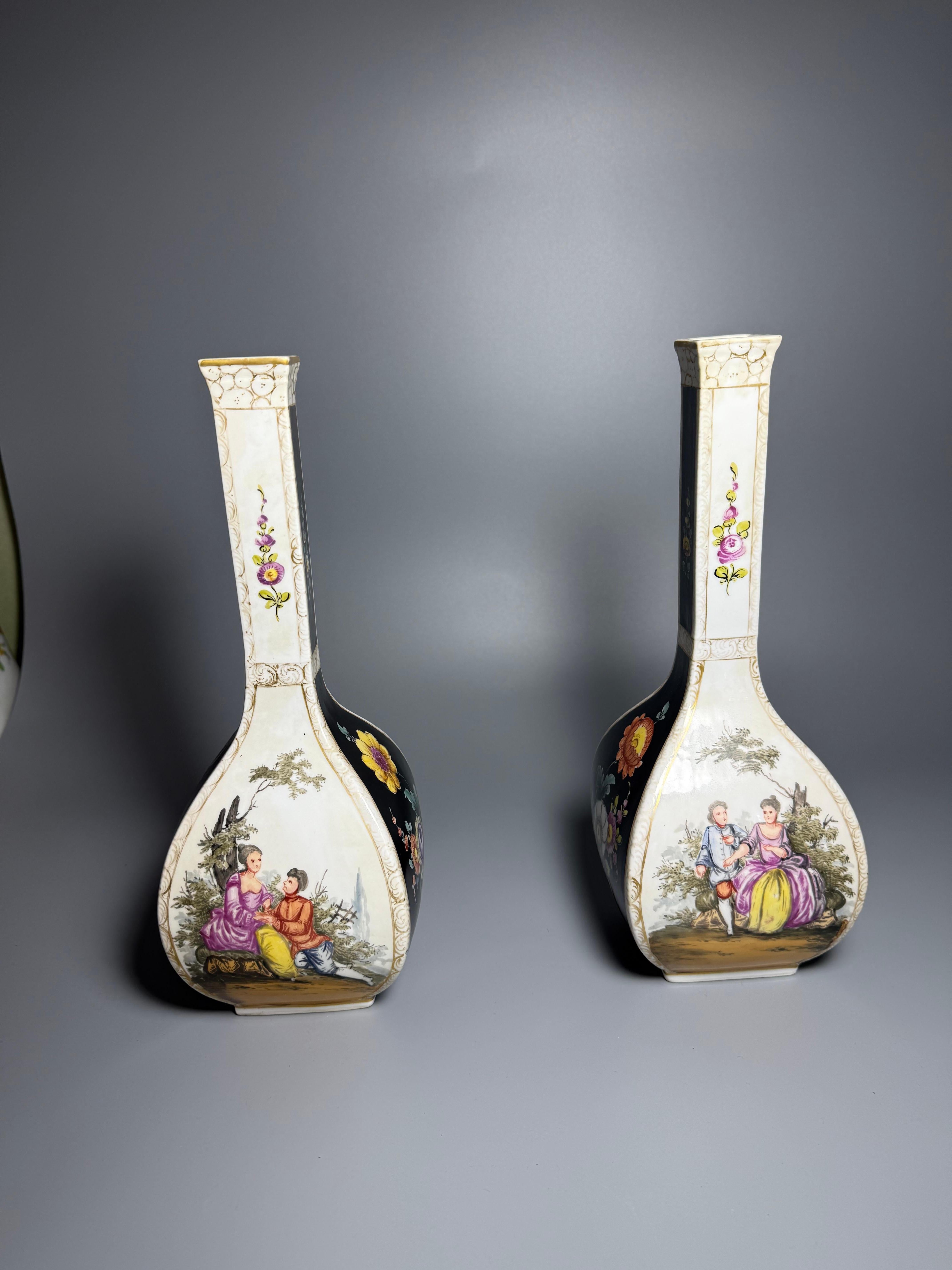 Peint à la main Paire de vases en porcelaine rococo de la fin du 19e siècle Dresden Porcelain Allemagne peints à la main en vente