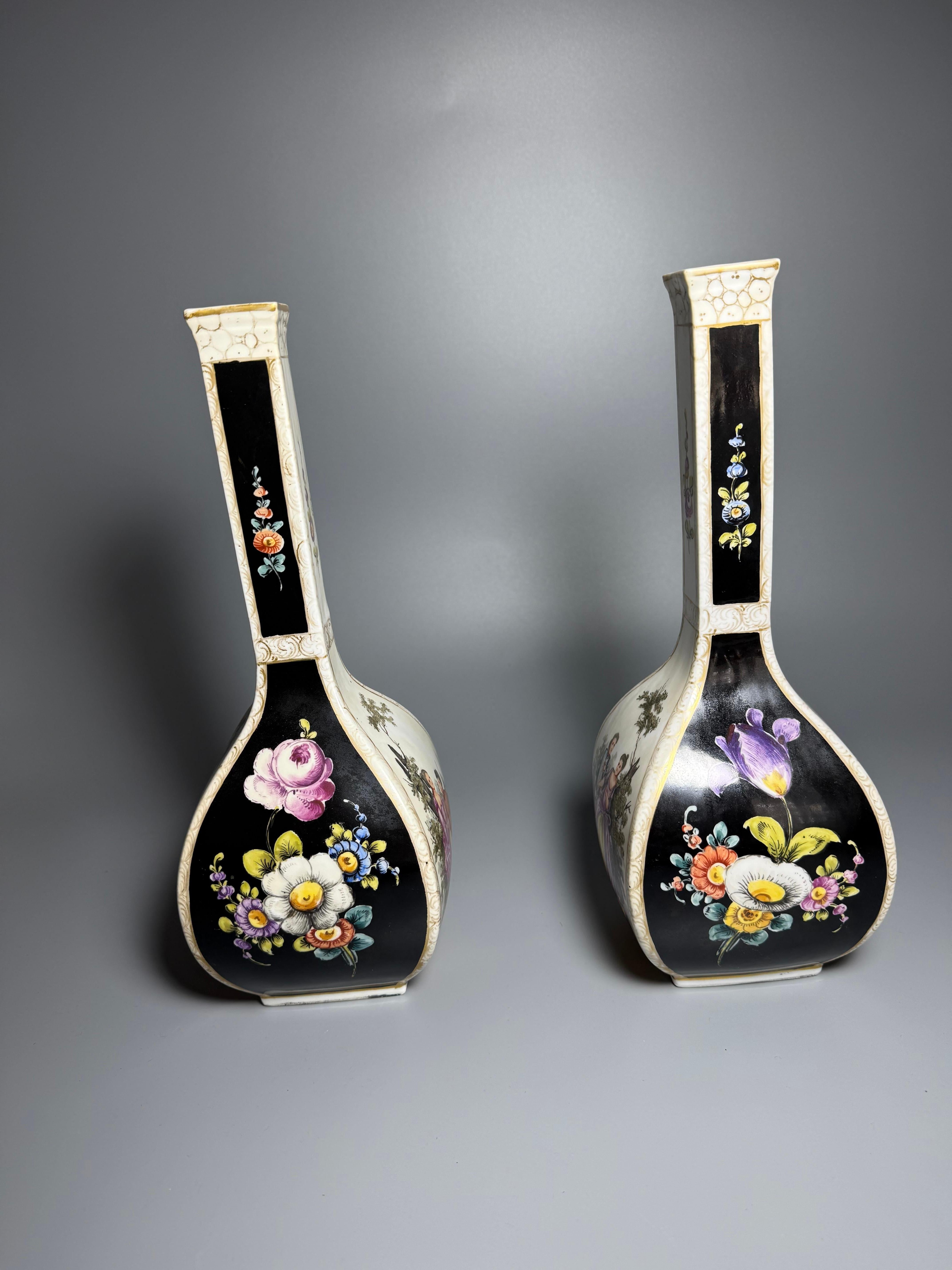 Paire de vases en porcelaine rococo de la fin du 19e siècle Dresden Porcelain Allemagne peints à la main Bon état - En vente à Uppsala , SE