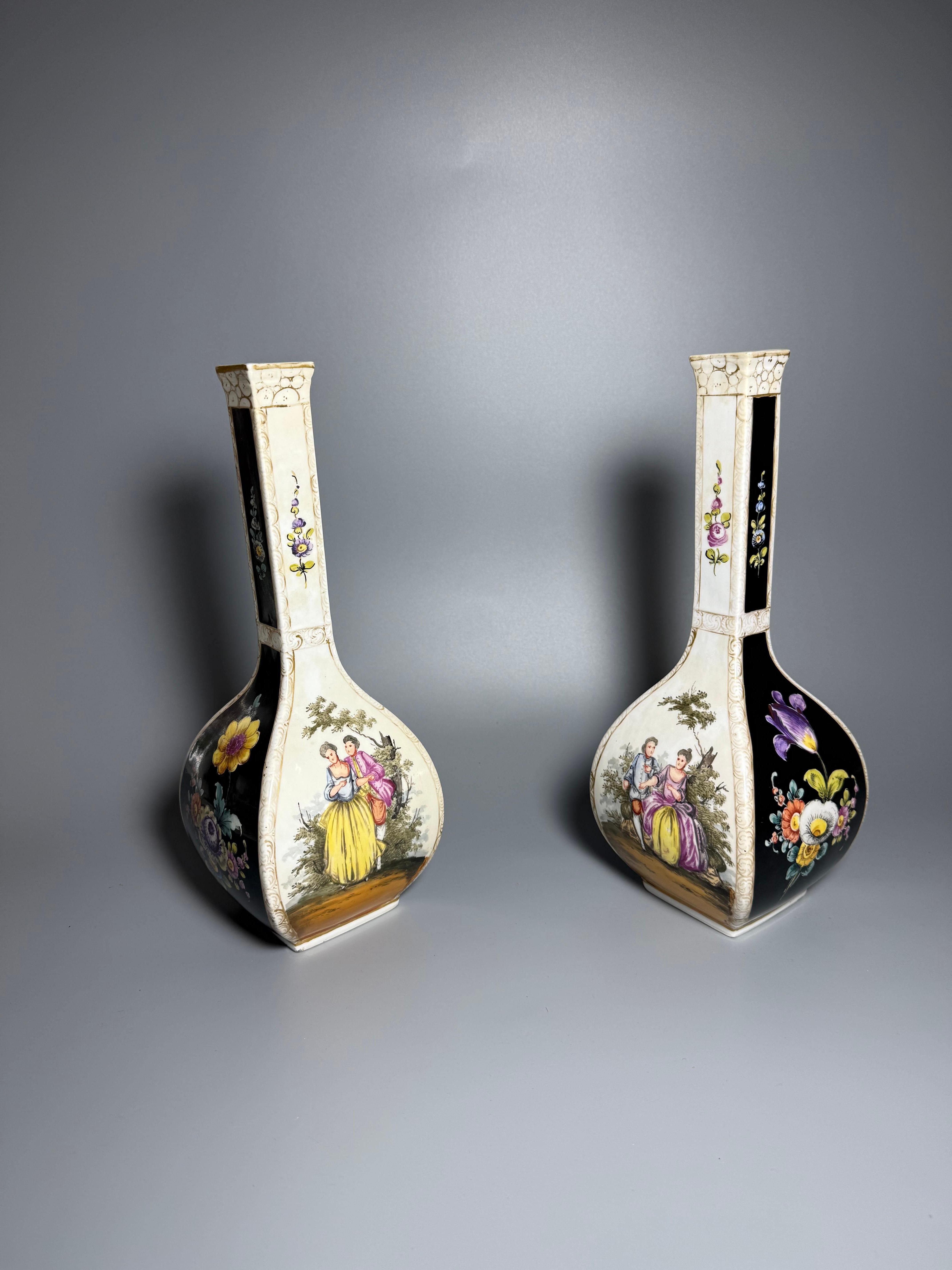 XIXe siècle Paire de vases en porcelaine rococo de la fin du 19e siècle Dresden Porcelain Allemagne peints à la main en vente