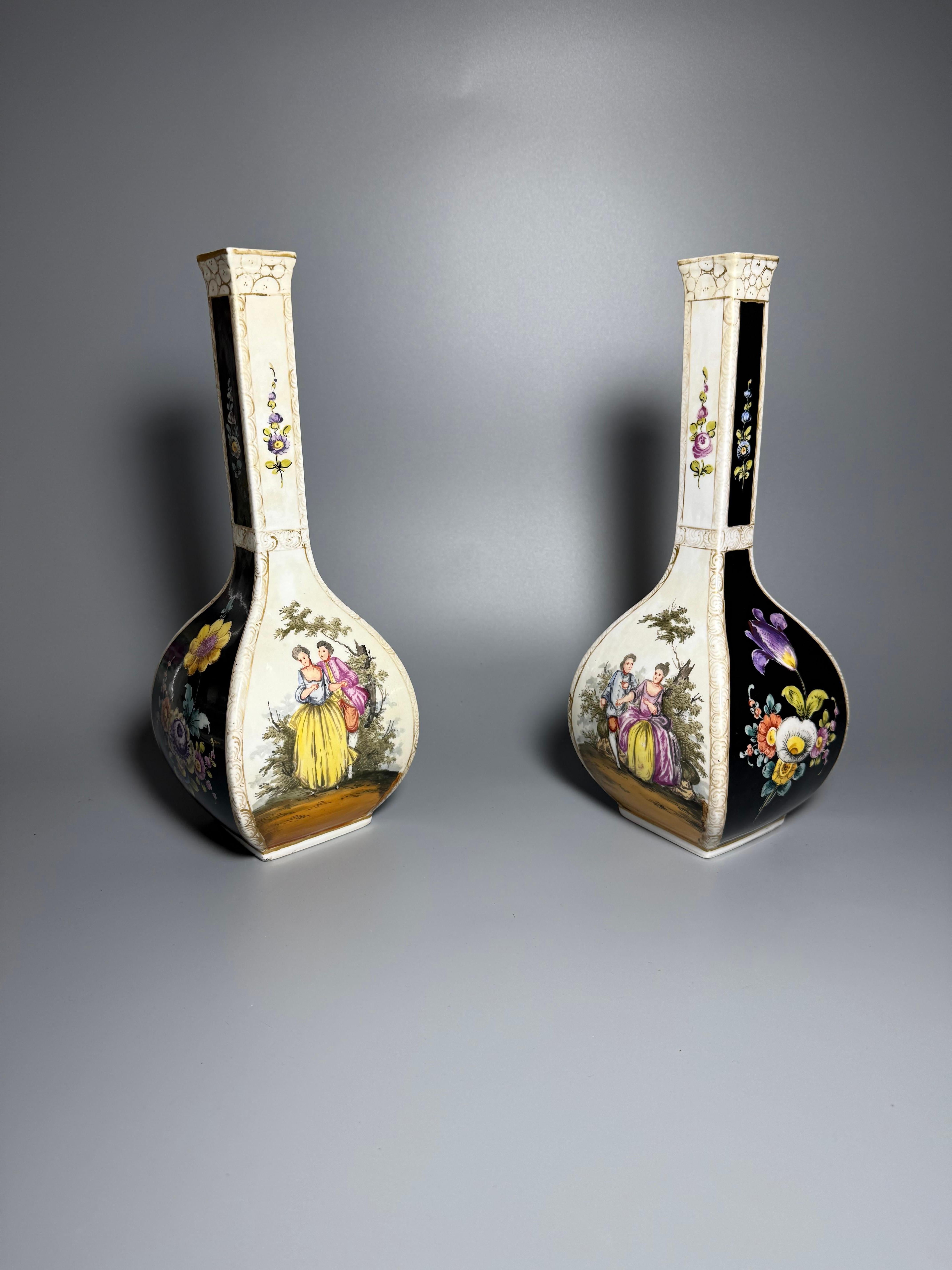 Porcelaine Paire de vases en porcelaine rococo de la fin du 19e siècle Dresden Porcelain Allemagne peints à la main en vente