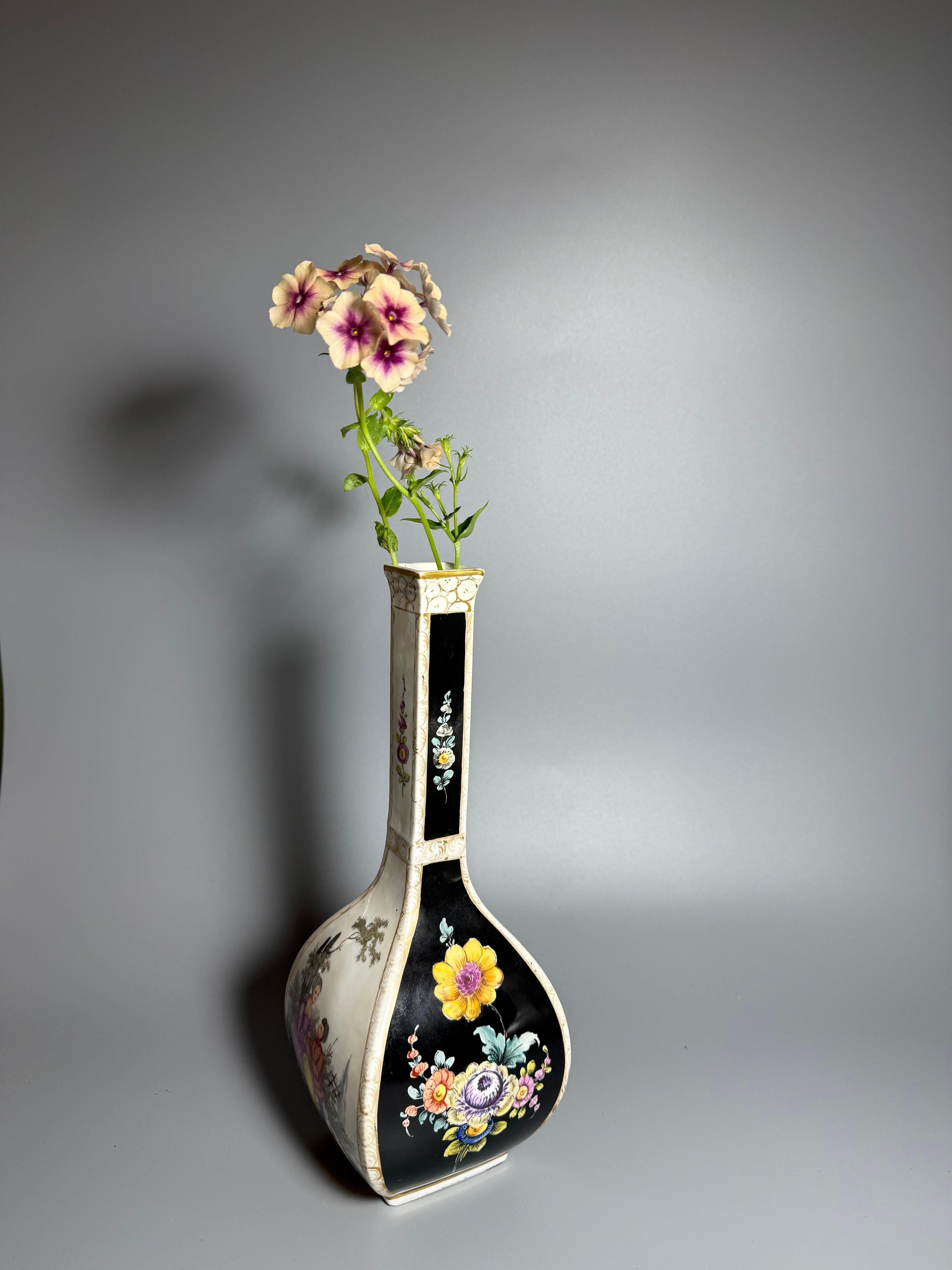 Paire de vases en porcelaine rococo de la fin du 19e siècle Dresden Porcelain Allemagne peints à la main en vente 1