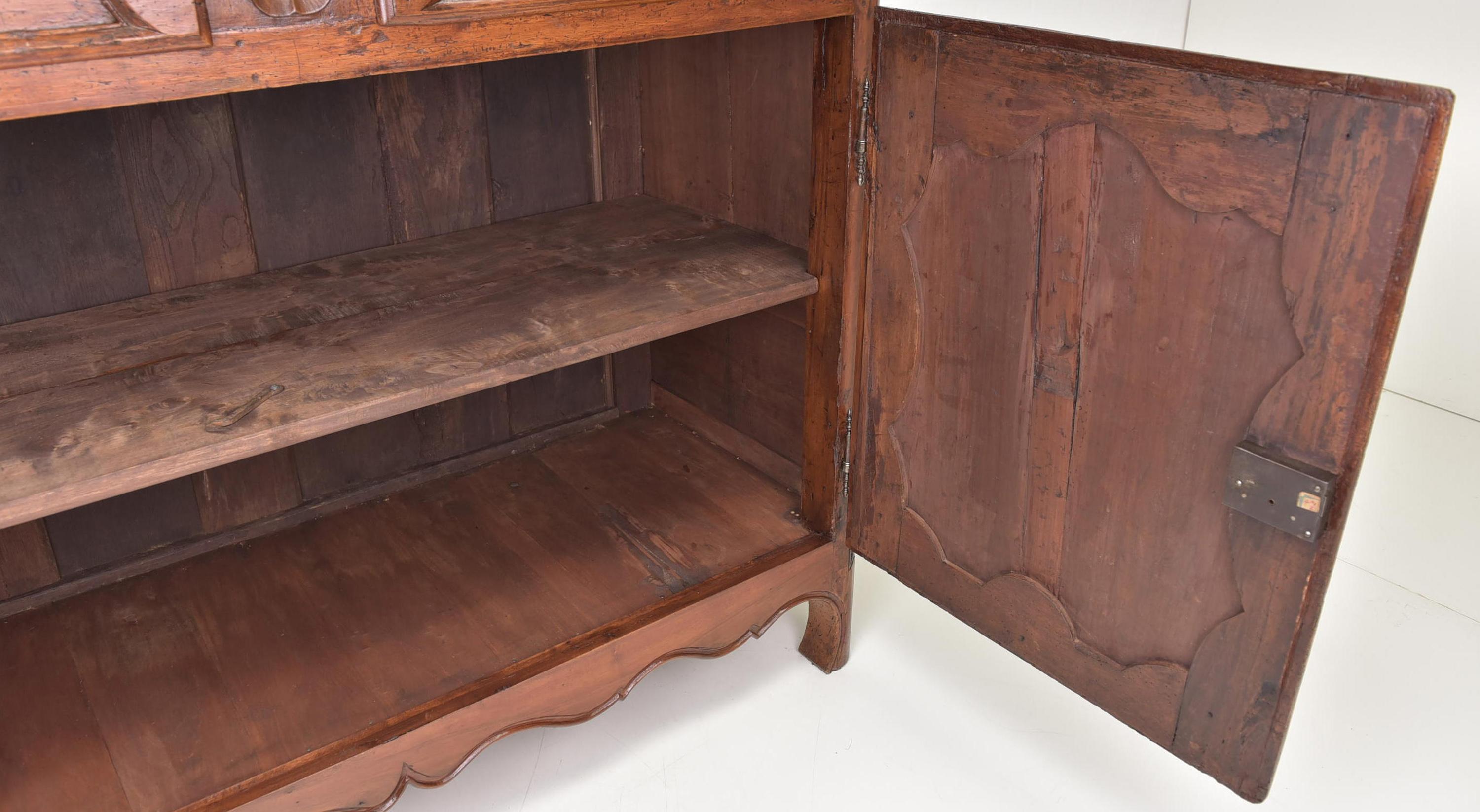 Rokoko-Sideboard/Kommode aus Kirschbaumholz im Louis-XV-Stil, 1760 (18. Jahrhundert und früher) im Angebot
