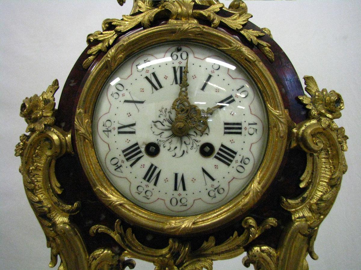 Rokoko-Kaminuhr mit zwei Kandelabern Kirsche Marmor vergoldete Bronze, um 1880 im Angebot 5