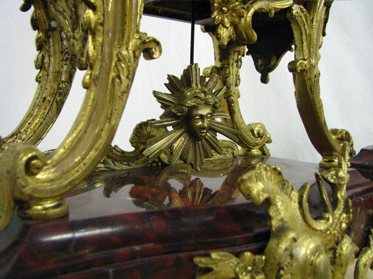 Rokoko-Kaminuhr mit zwei Kandelabern Kirsche Marmor vergoldete Bronze, um 1880 im Angebot 7