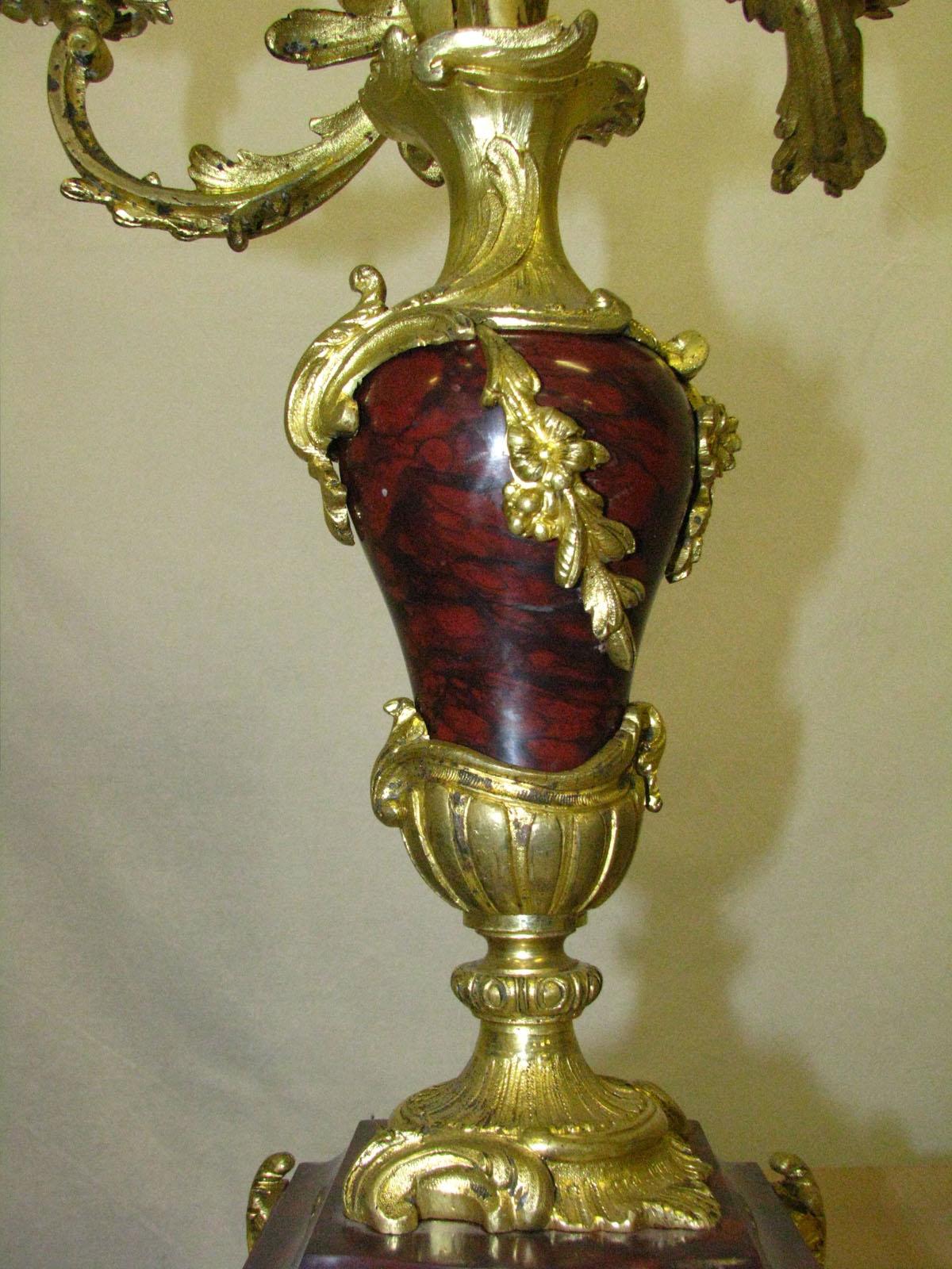 Rokoko-Kaminuhr mit zwei Kandelabern Kirsche Marmor vergoldete Bronze, um 1880 im Angebot 10
