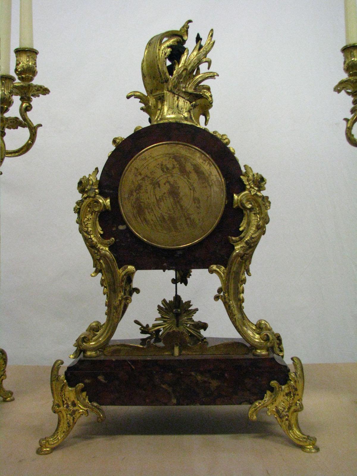 Rokoko-Kaminuhr mit zwei Kandelabern Kirsche Marmor vergoldete Bronze, um 1880 im Angebot 12