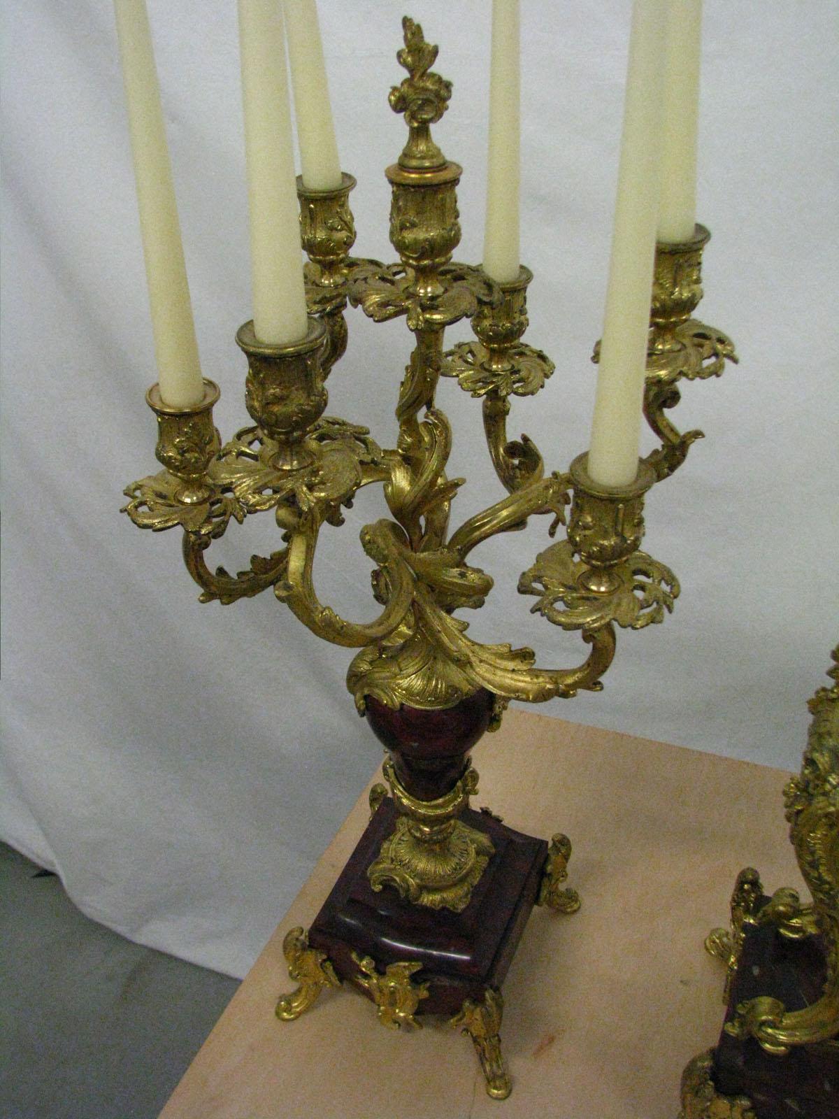 Rokoko-Kaminuhr mit zwei Kandelabern Kirsche Marmor vergoldete Bronze, um 1880 im Angebot 13
