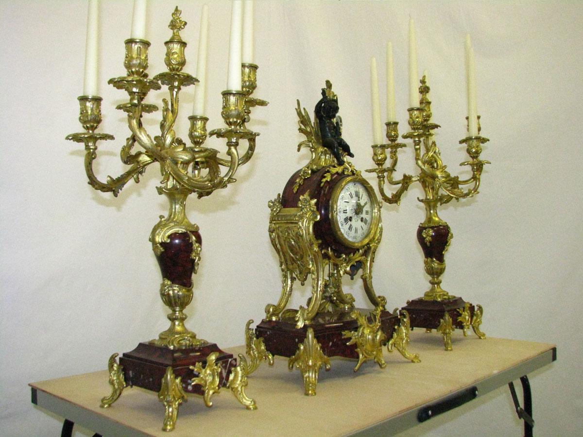 Rokoko-Kaminuhr mit zwei Kandelabern Kirsche Marmor vergoldete Bronze, um 1880 (Neurokoko) im Angebot