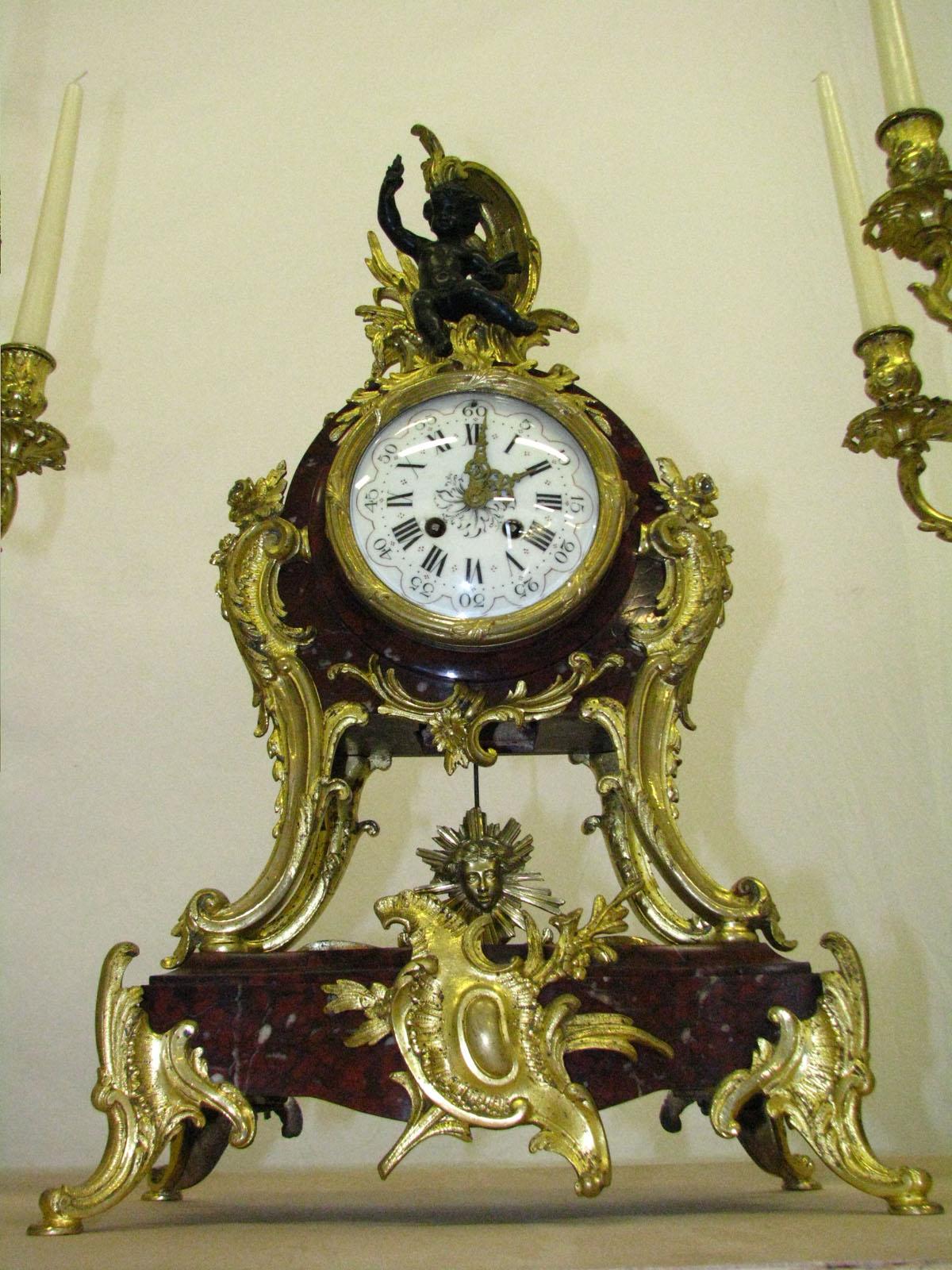 French Rococo Mantel Clock with Two Candelabra Cherry Marble Gilded Bronze, circa 1880 For Sale