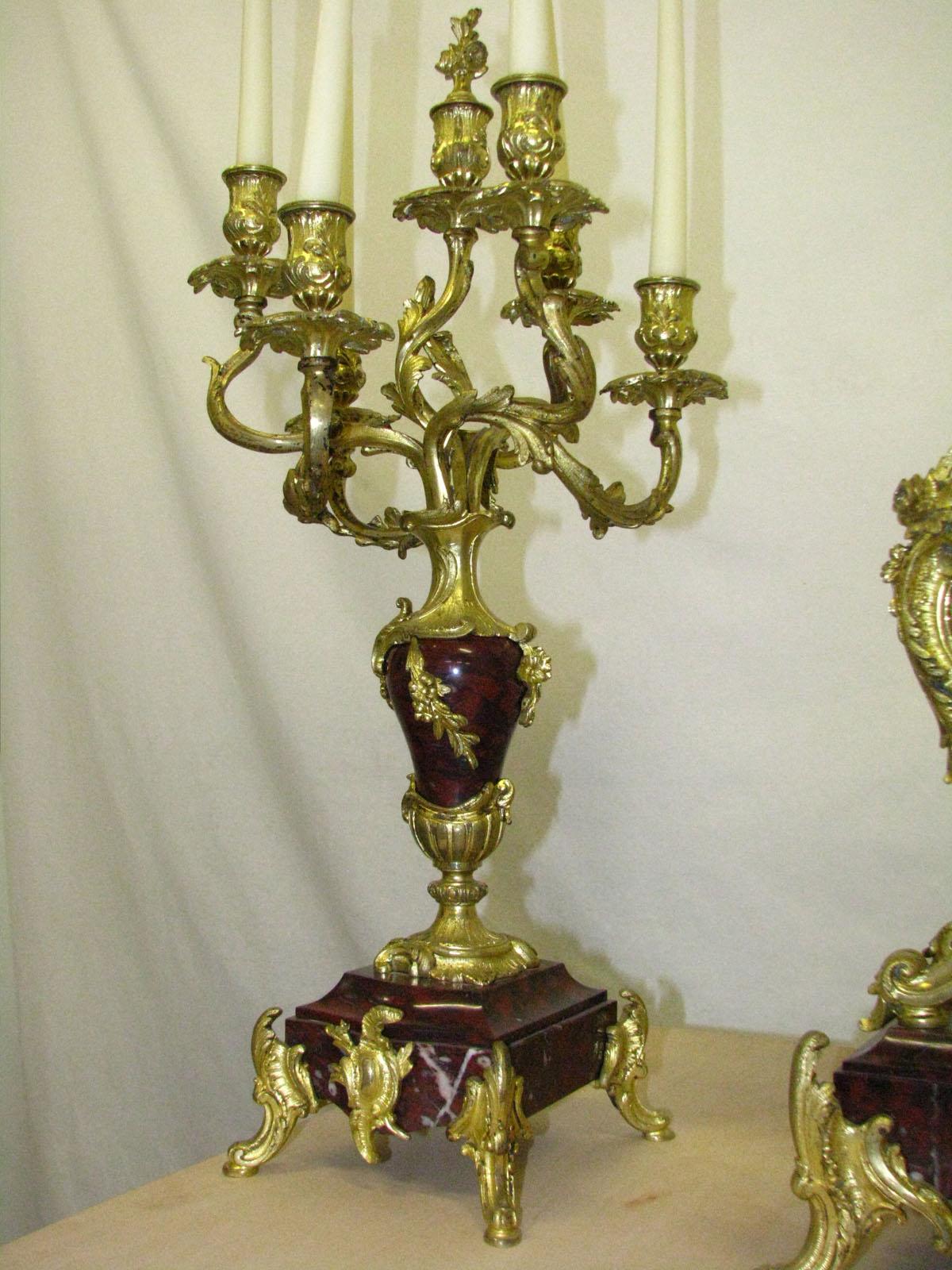 Rokoko-Kaminuhr mit zwei Kandelabern Kirsche Marmor vergoldete Bronze, um 1880 (Vergoldet) im Angebot