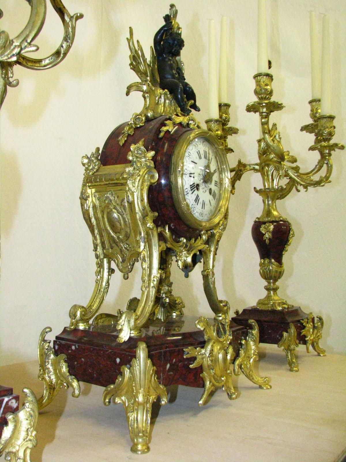 Rokoko-Kaminuhr mit zwei Kandelabern Kirsche Marmor vergoldete Bronze, um 1880 im Angebot 1
