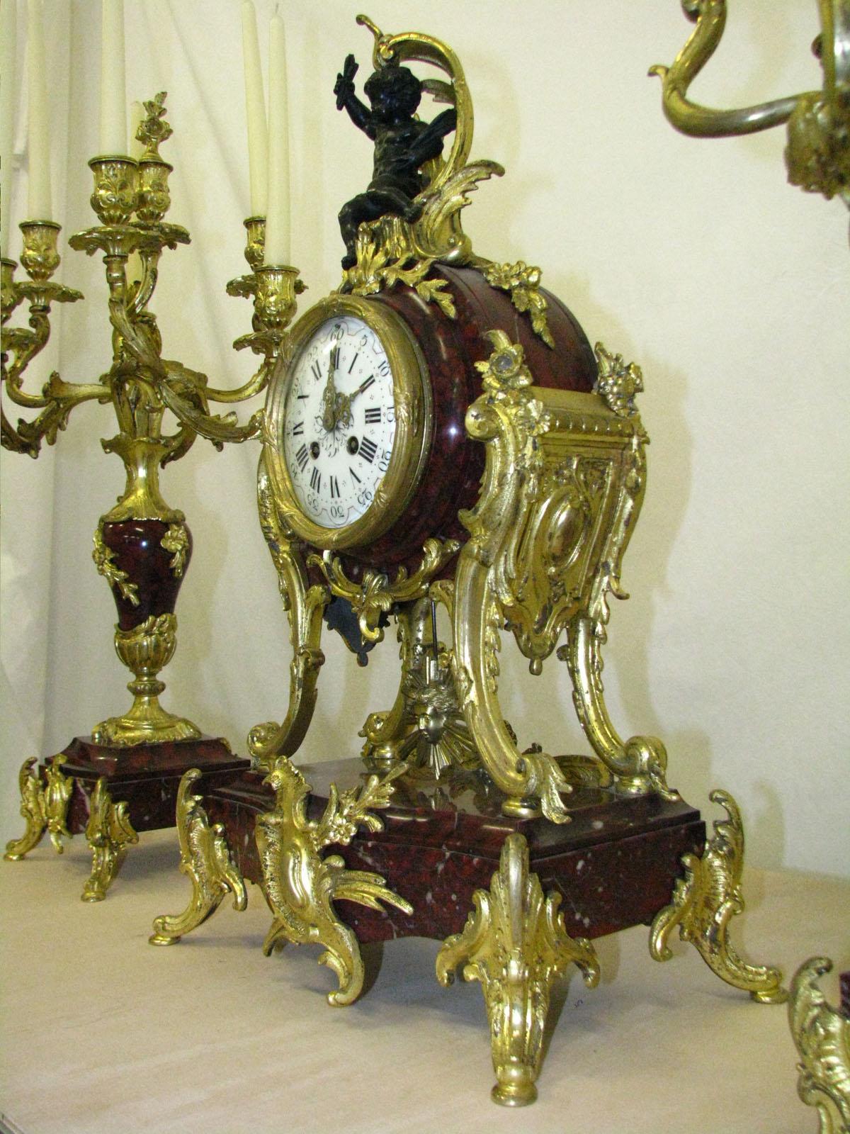 Rokoko-Kaminuhr mit zwei Kandelabern Kirsche Marmor vergoldete Bronze, um 1880 im Angebot 2