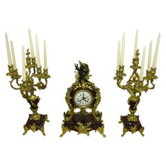 Rokoko-Kaminuhr mit zwei Kandelabern Kirsche Marmor vergoldete Bronze, um 1880