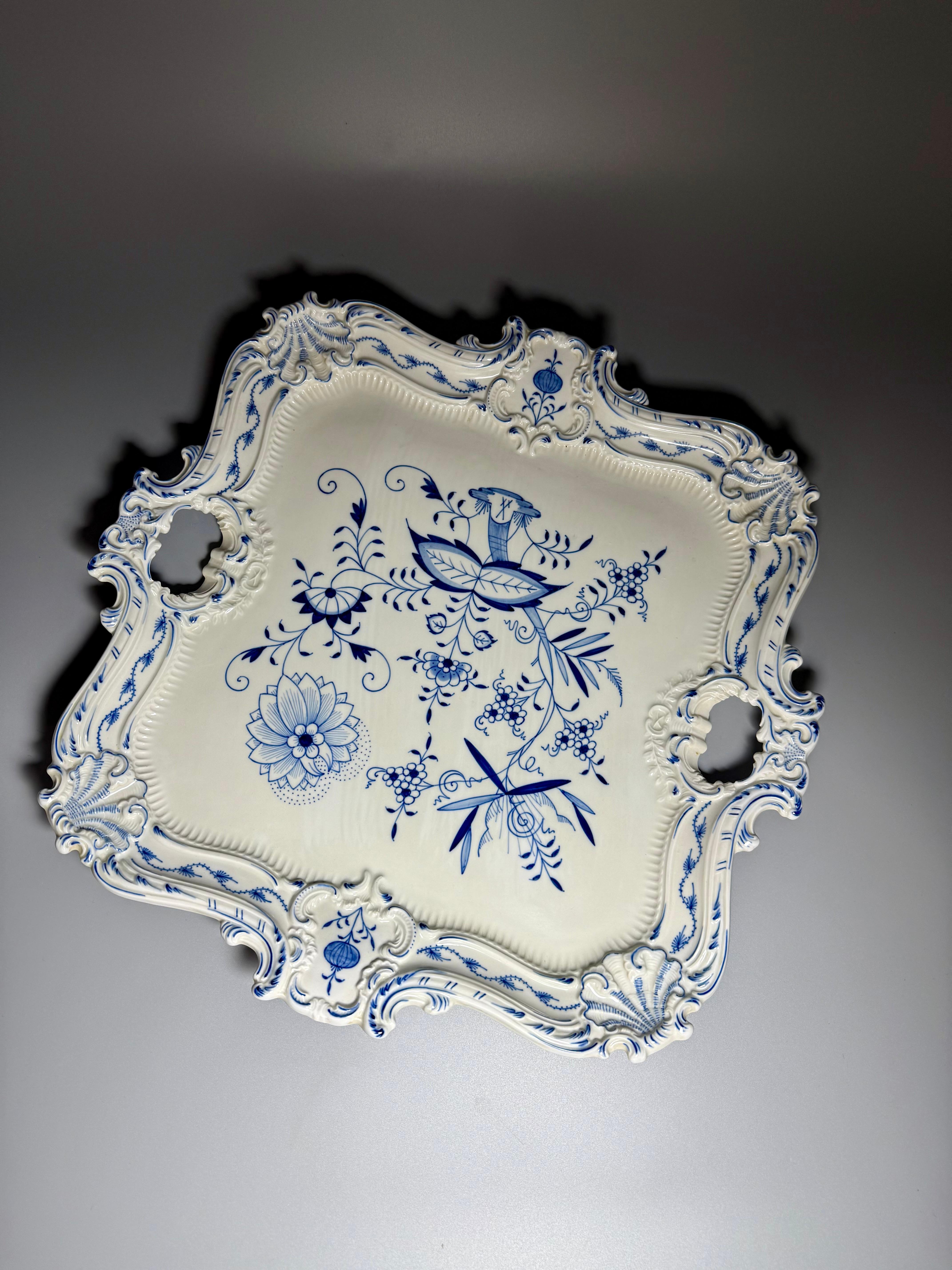 Meissen, grand plateau, porcelaine, style rococo, Allemagne, 1964
Le motif de l'Oignon bleu a été conçu par Johann Gregor Herold en 1739, probablement inspiré d'un bol chinois de la période Kangxi. Le motif sur lequel il a été modelé par les