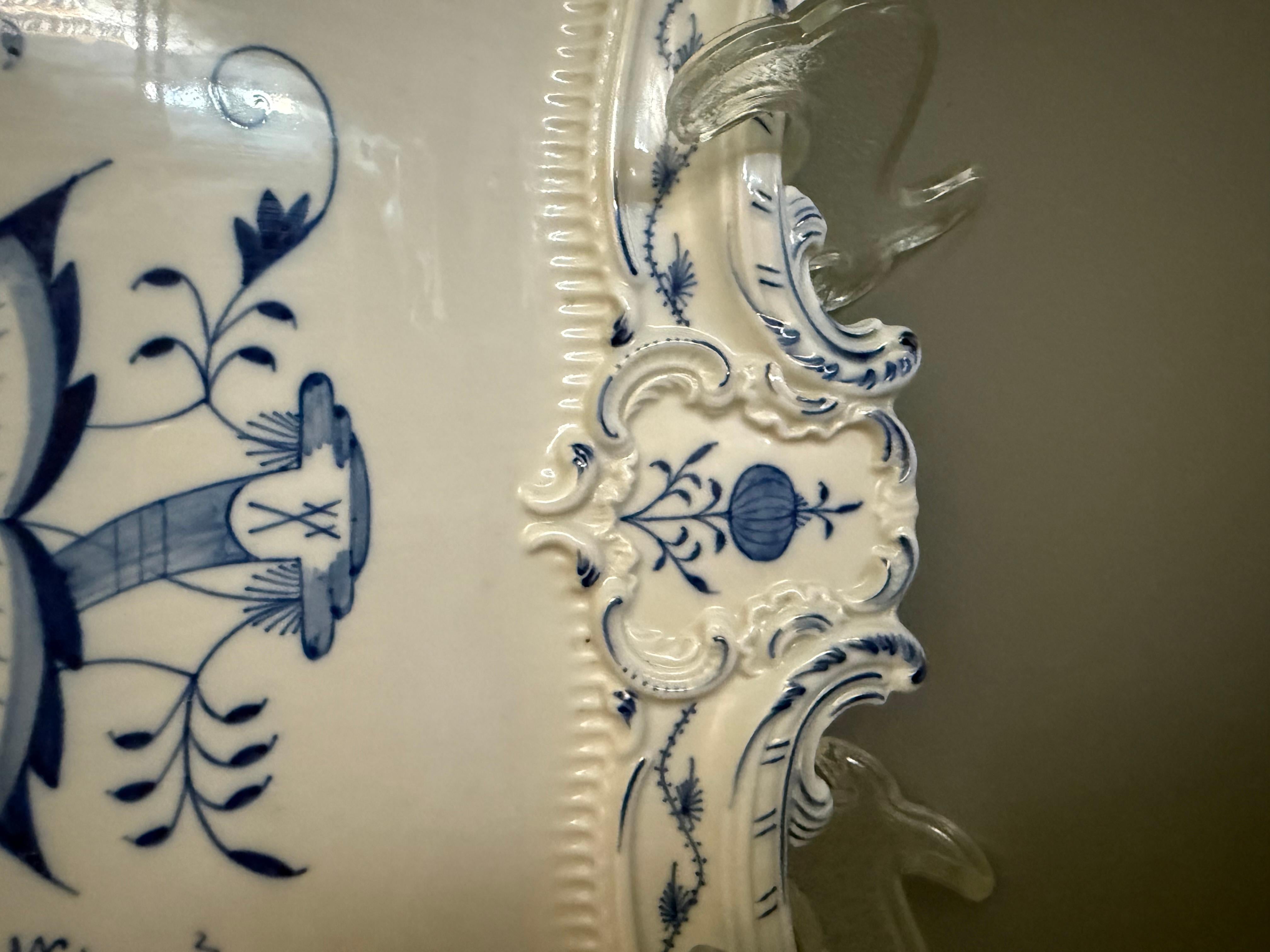 Rococo  Meissen Bleu Oignon Grand plateau/assiette 16 pouces Allemagne 1964 Bon état à Uppsala , SE