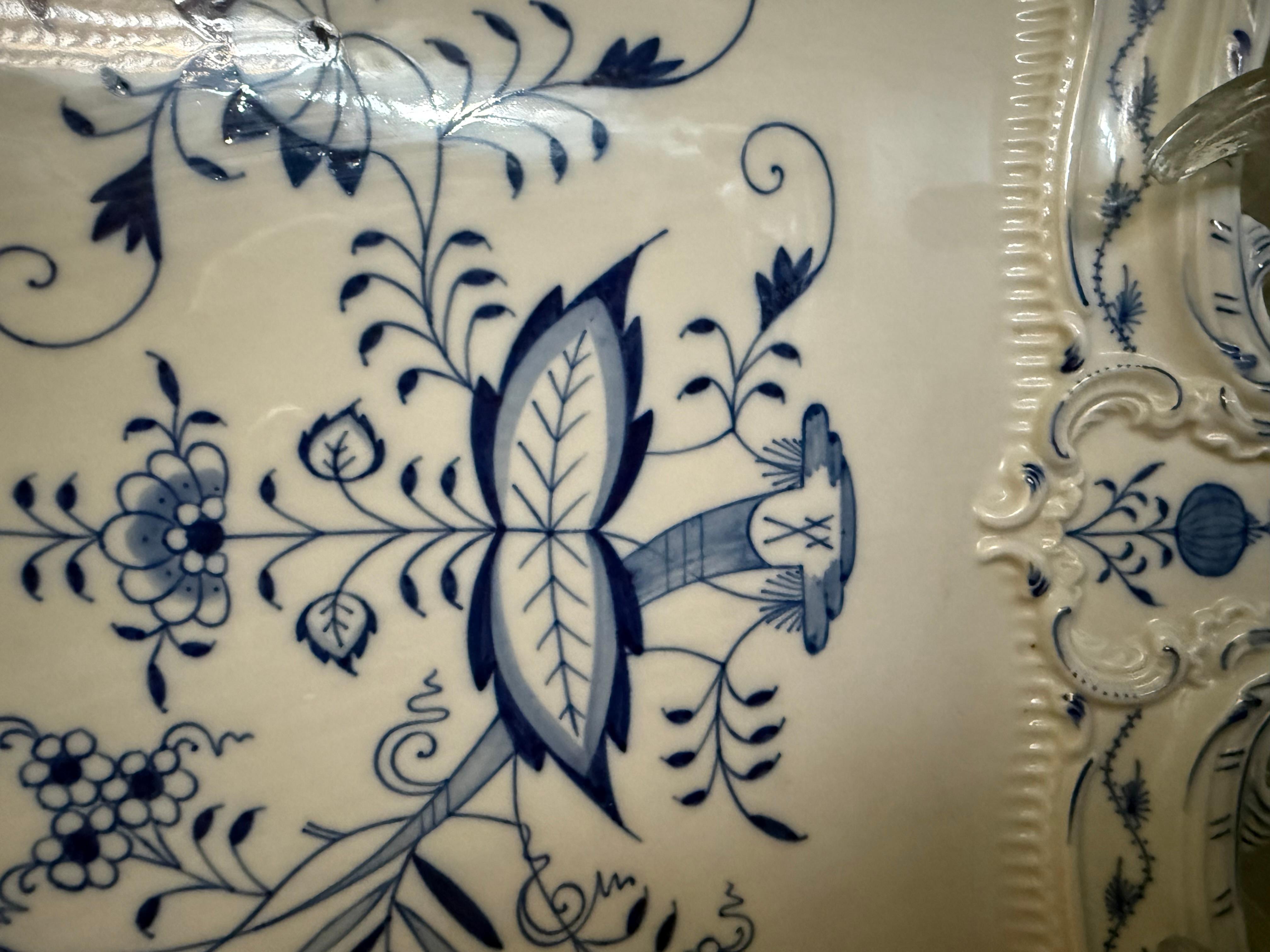 Milieu du XXe siècle Rococo  Meissen Bleu Oignon Grand plateau/assiette 16 pouces Allemagne 1964