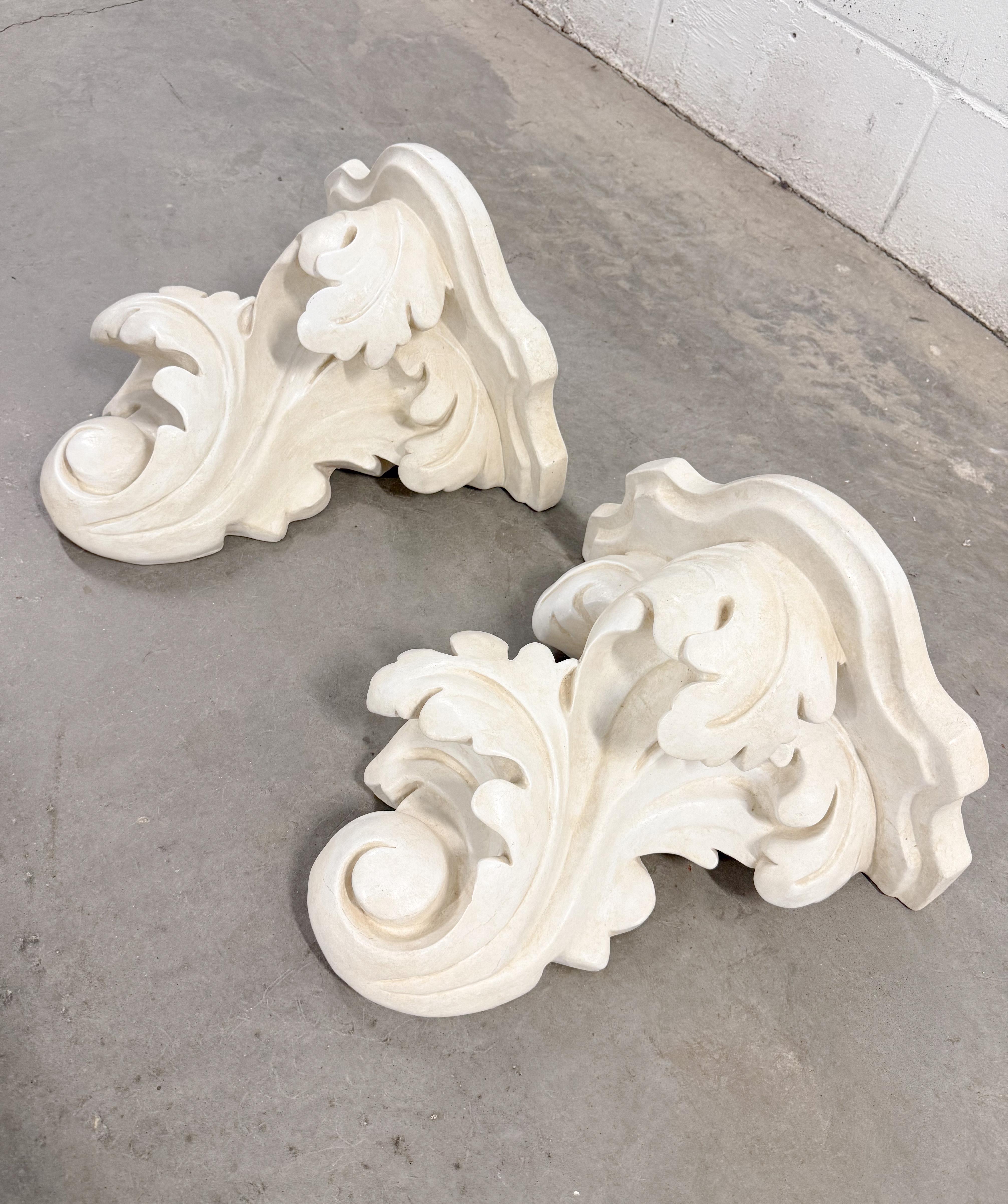 Mensole da parete da giardino rococò neoclassiche in pietra fusa a foglie d'acanto In condizioni buone in vendita a Tampa, FL