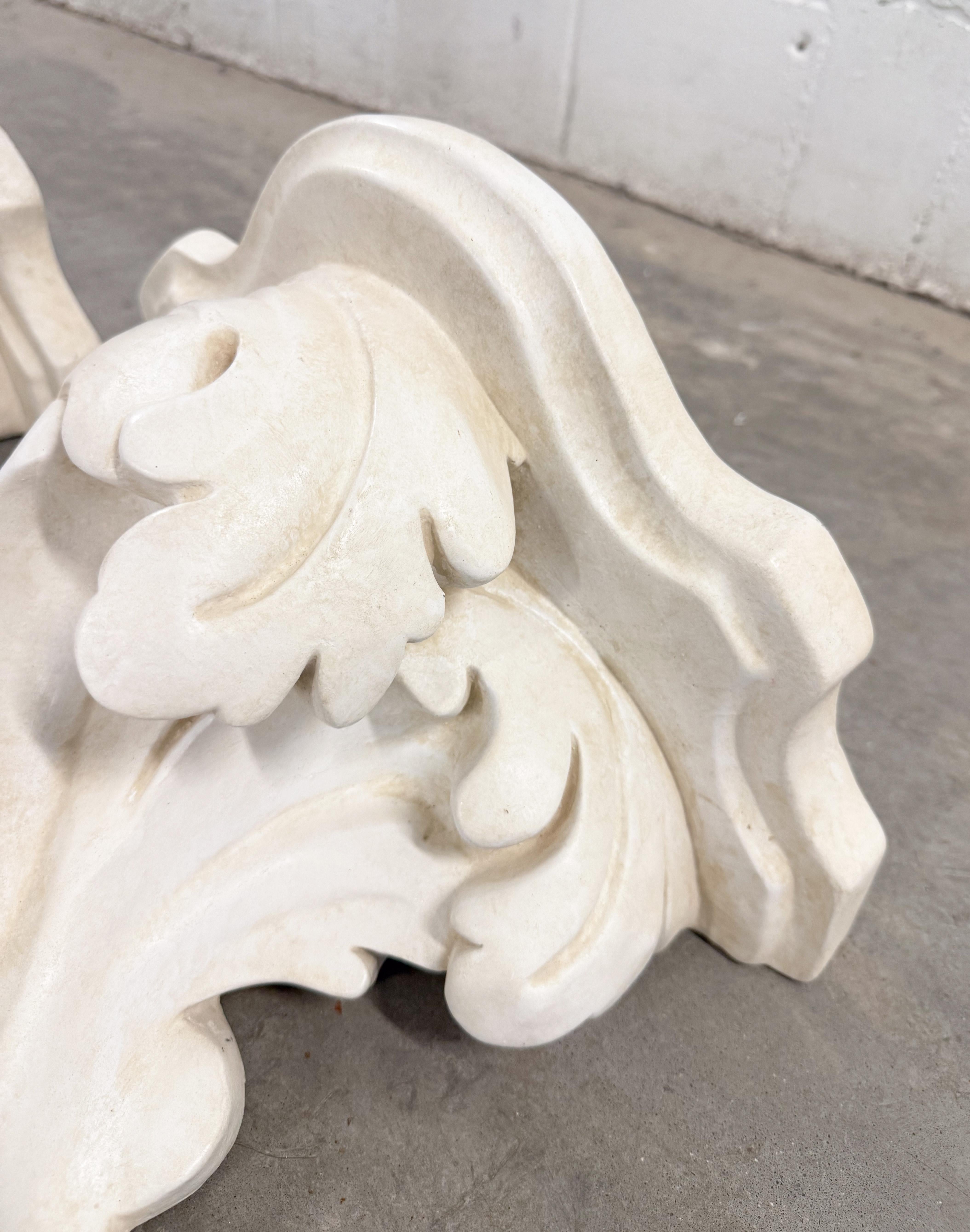 Fine XX secolo Mensole da parete da giardino rococò neoclassiche in pietra fusa a foglie d'acanto in vendita