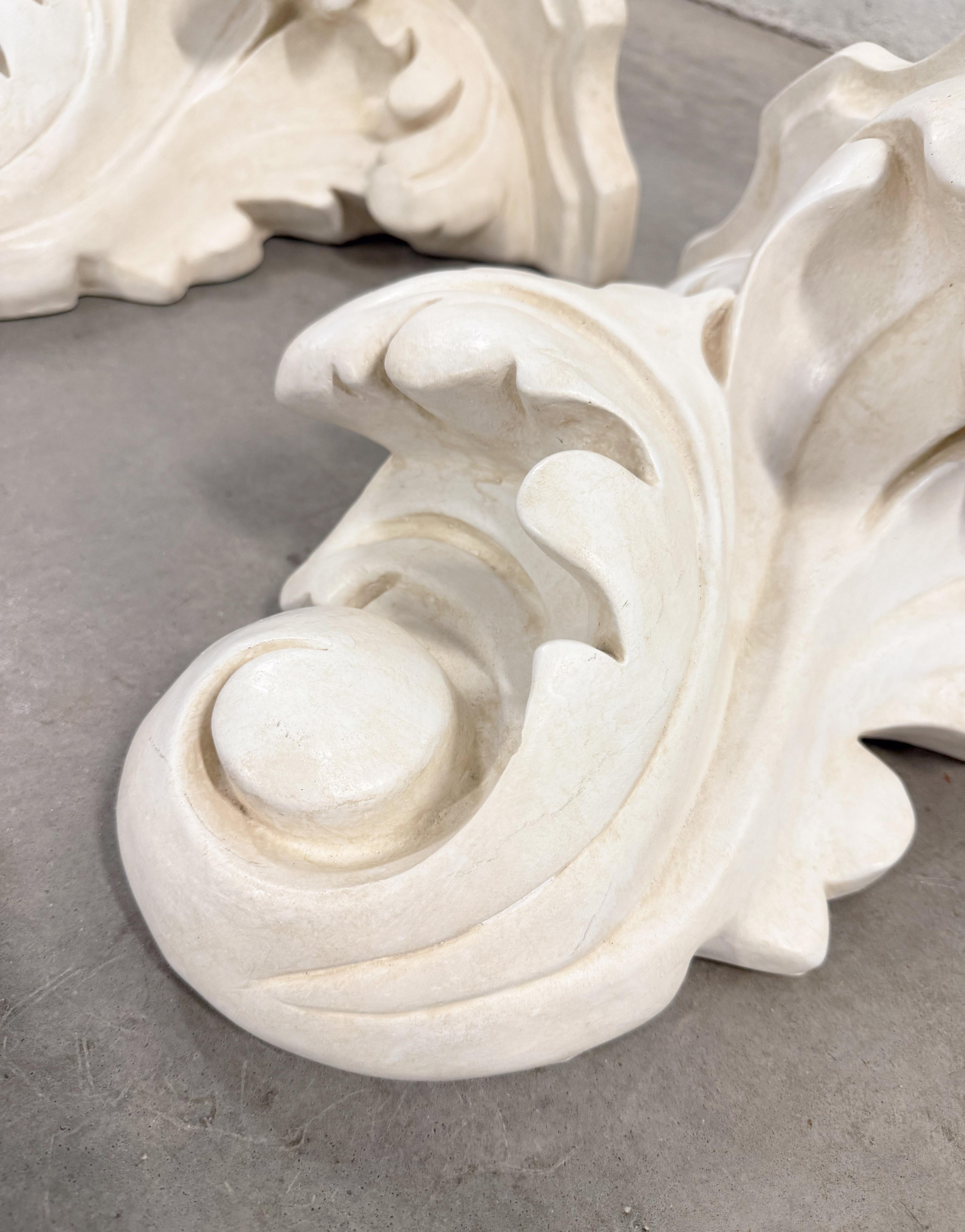 Pietra artificiale Mensole da parete da giardino rococò neoclassiche in pietra fusa a foglie d'acanto in vendita