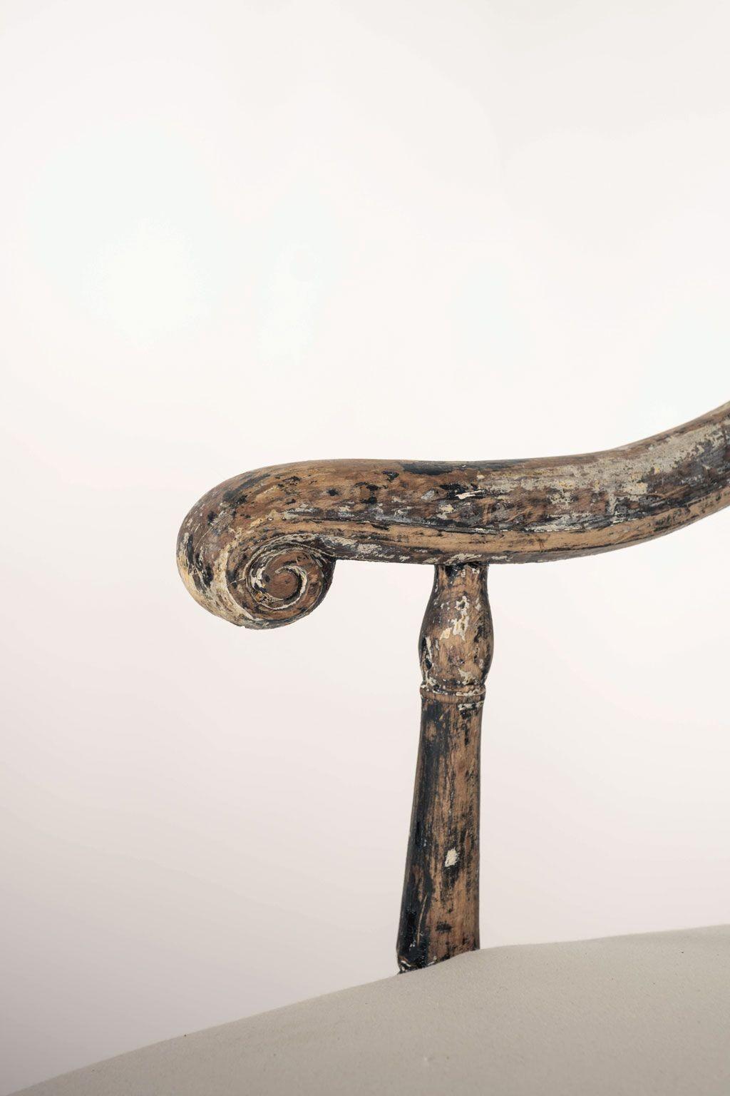 Fauteuil suédois peint rococo en vente 3