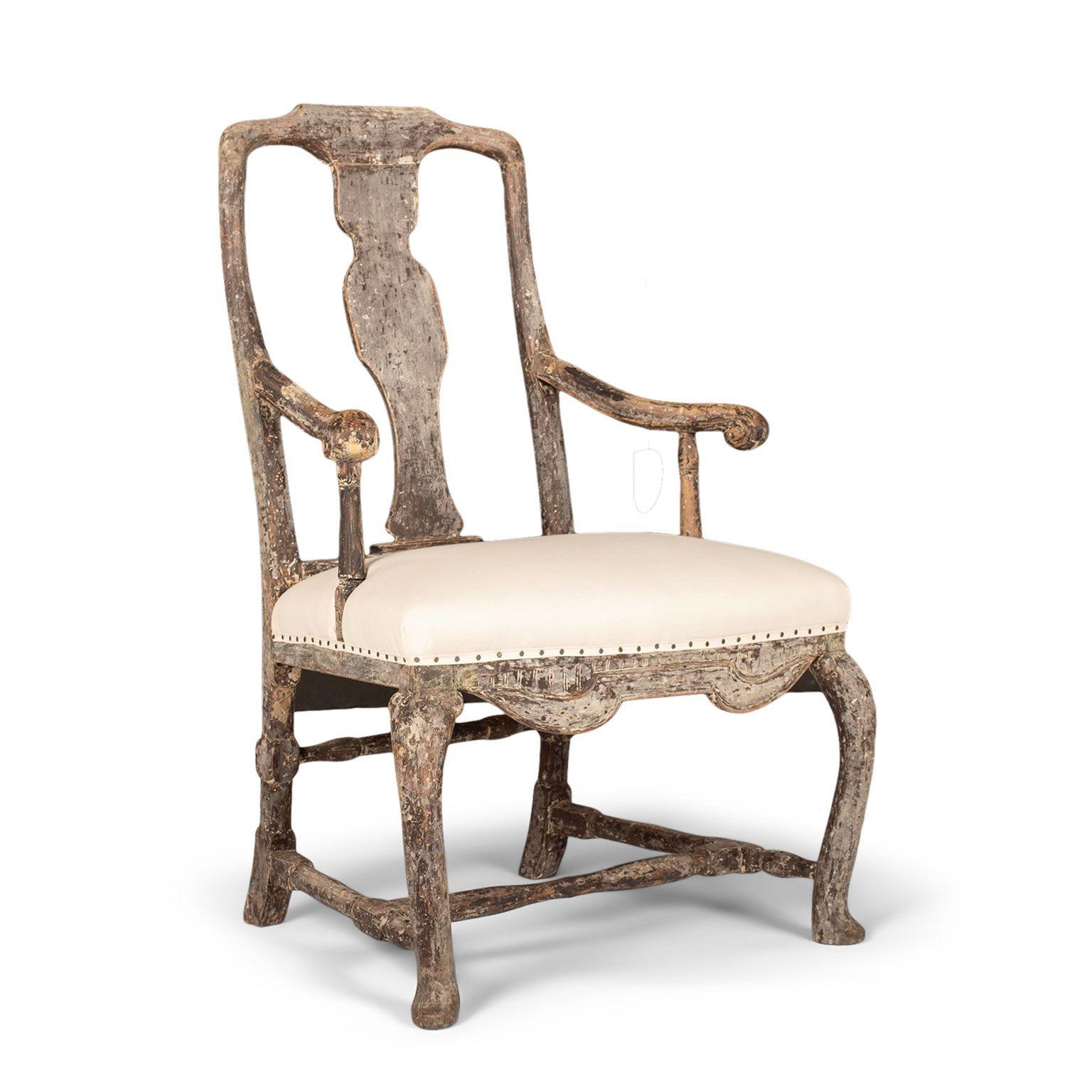 Sculpté à la main Fauteuil suédois peint rococo en vente