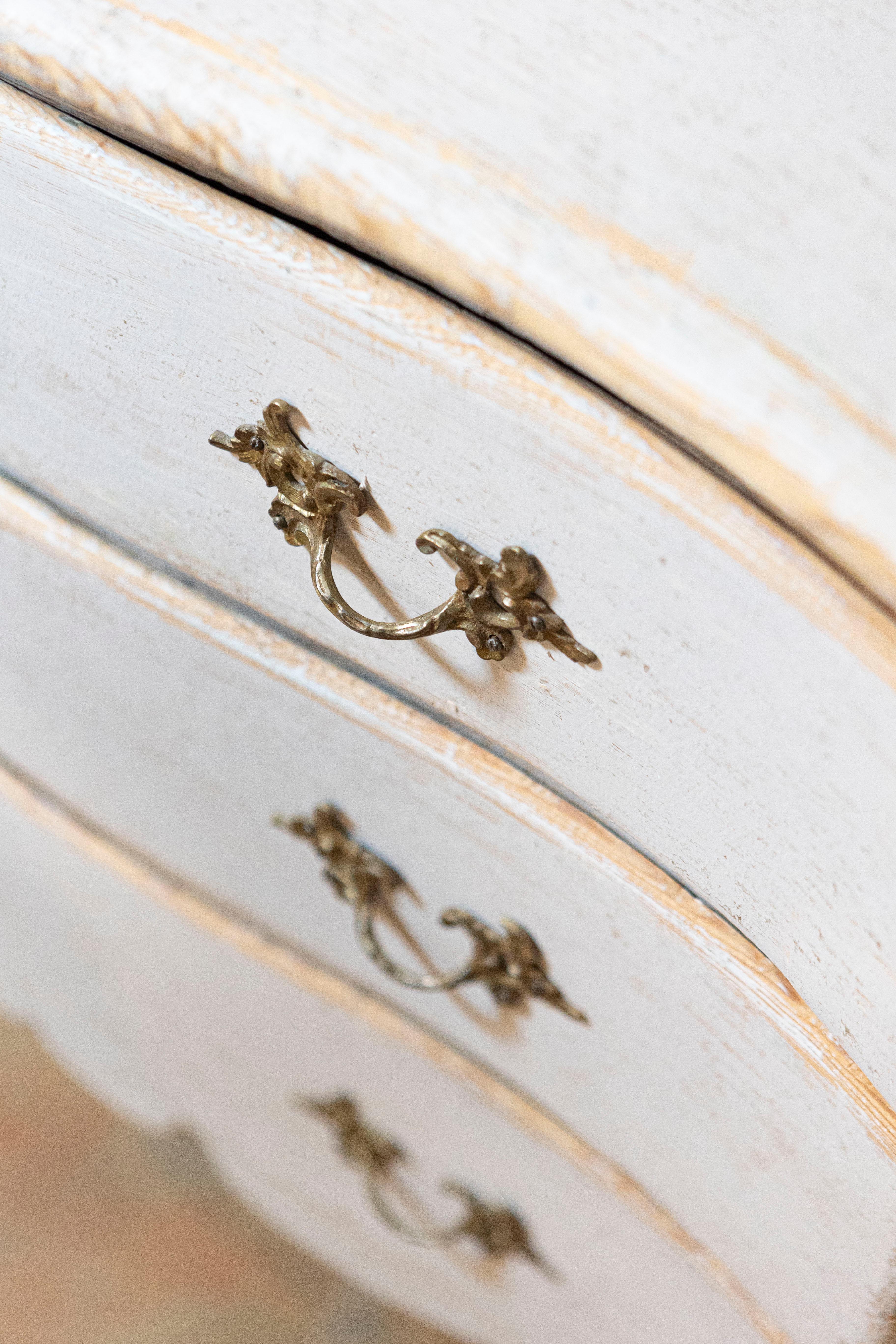 Rococo Period 1770s Swedish Gray Cream Painted and Carved Three-Drawer Commode For Sale 6