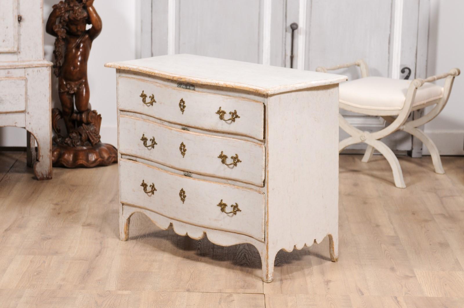 Rococo Period 1770s Swedish Gray Cream Painted and Carved Three-Drawer Commode For Sale 7