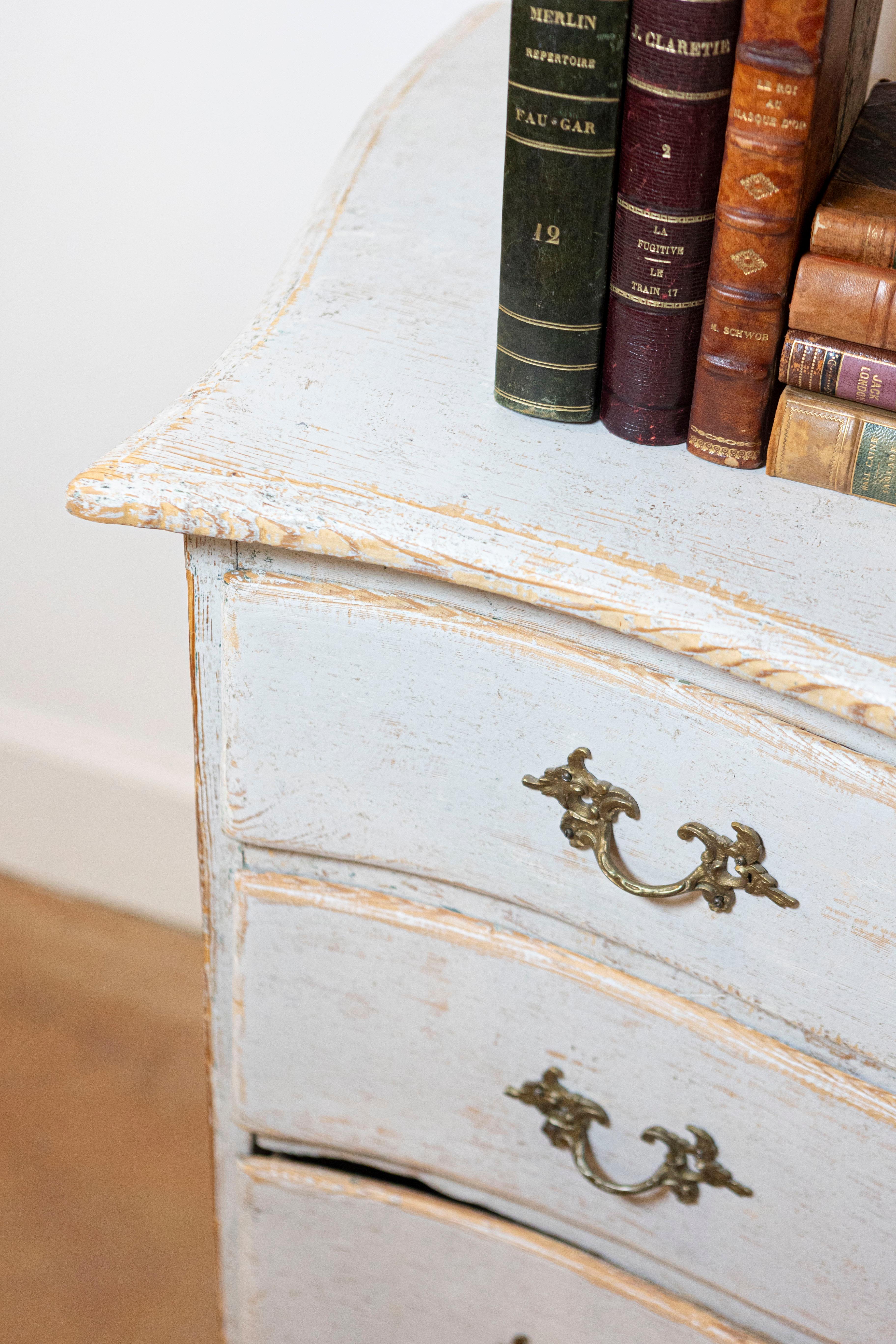 Rococo Period 1770s Swedish Gray Cream Painted and Carved Three-Drawer Commode For Sale 7