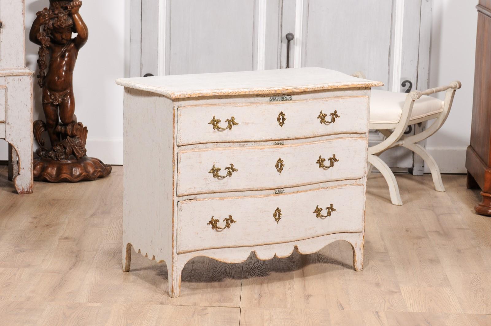 Rococo Period 1770s Swedish Gray Cream Painted and Carved Three-Drawer Commode In Good Condition For Sale In Atlanta, GA