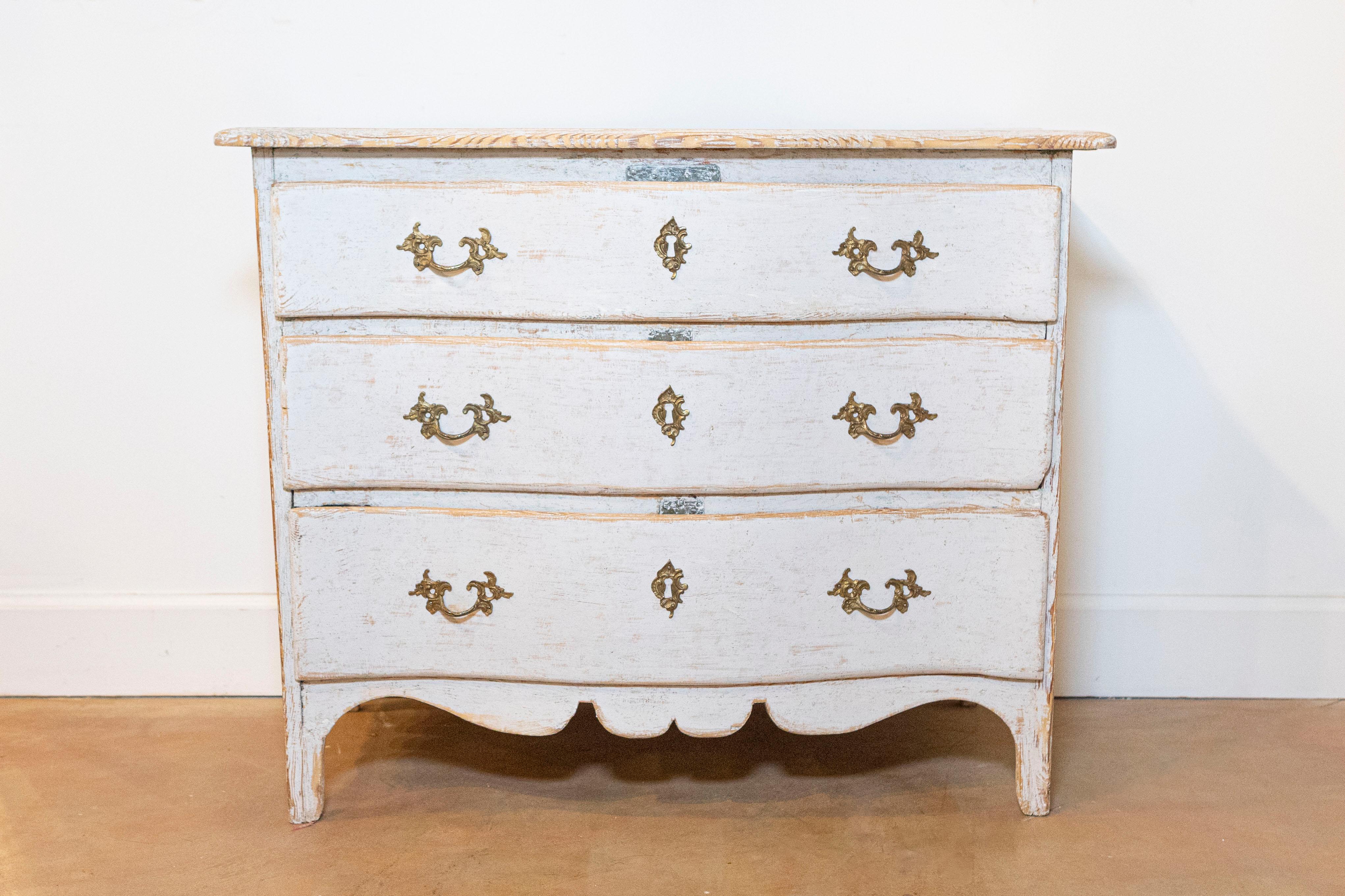Rococo Period 1770s Swedish Gray Cream Painted and Carved Three-Drawer Commode In Good Condition For Sale In Atlanta, GA