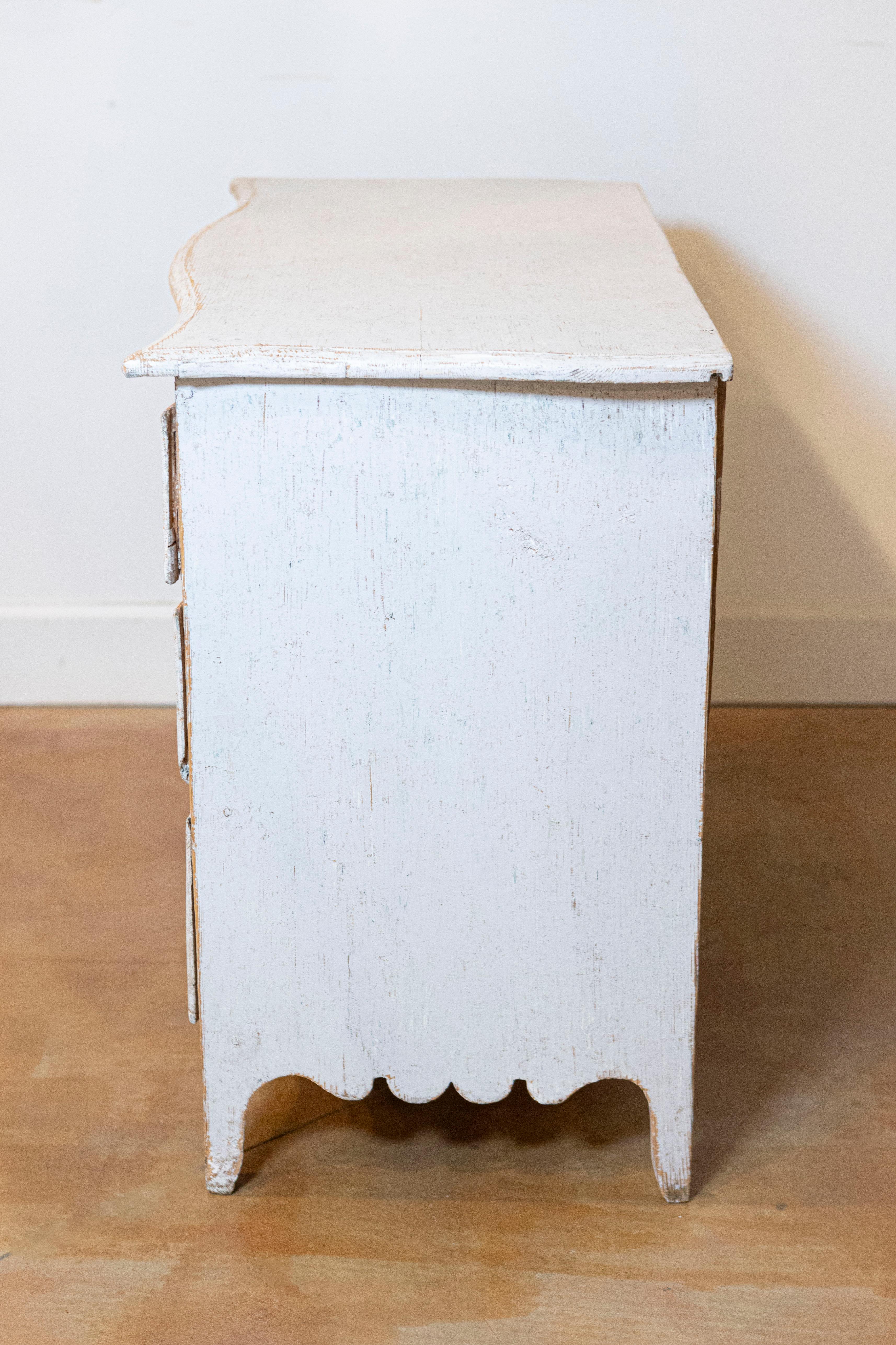 Rococo Period 1770s Swedish Gray Cream Painted and Carved Three-Drawer Commode For Sale 2