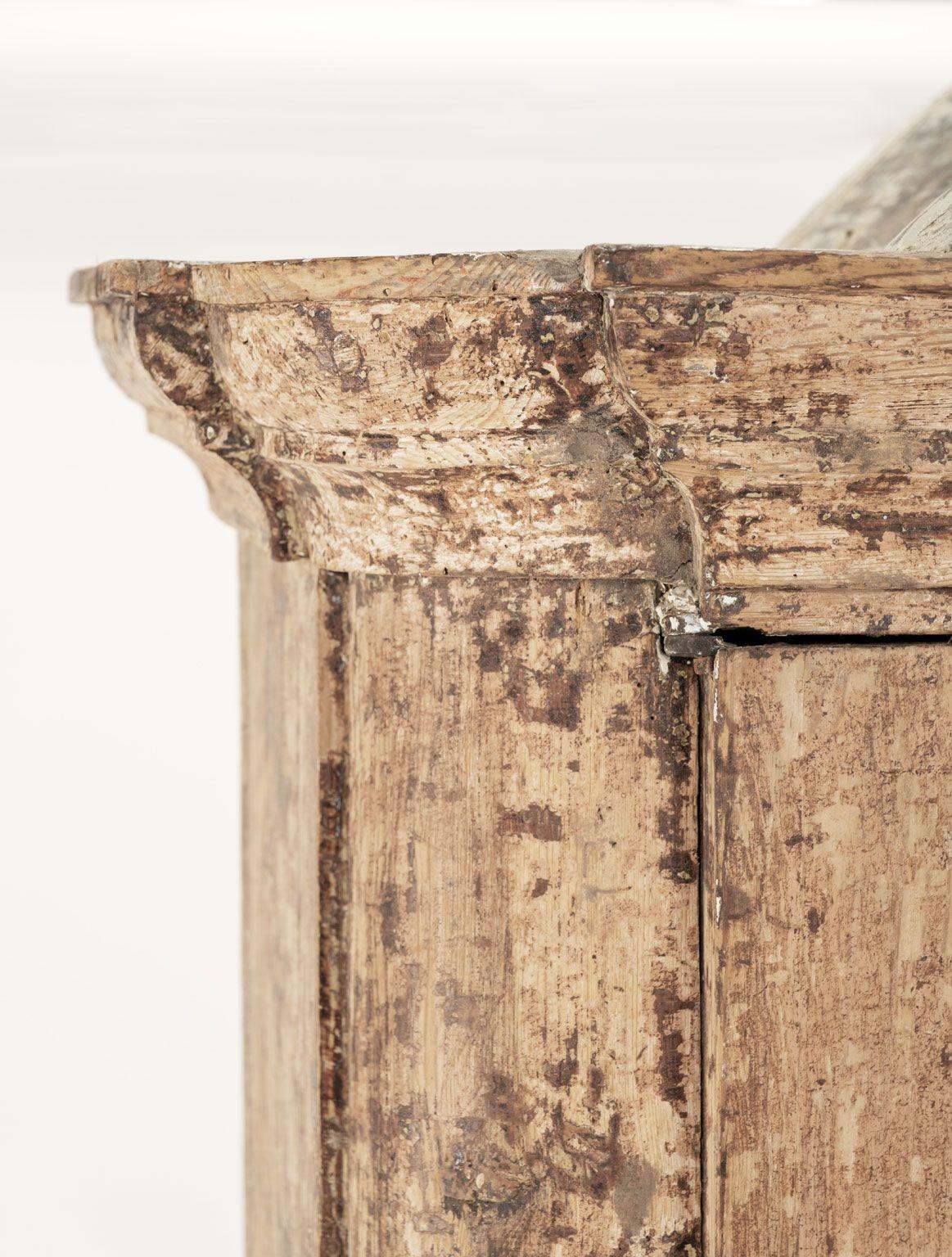 Armoire suédoise rococo vers 1770-1780. La peinture d'origine a été grattée. Robuste, stable. Comprend la clé et les serrures en état de marche. Intérieur peint en bleu tendre. La forme et les lignes simples et classiques de cette armoire lui