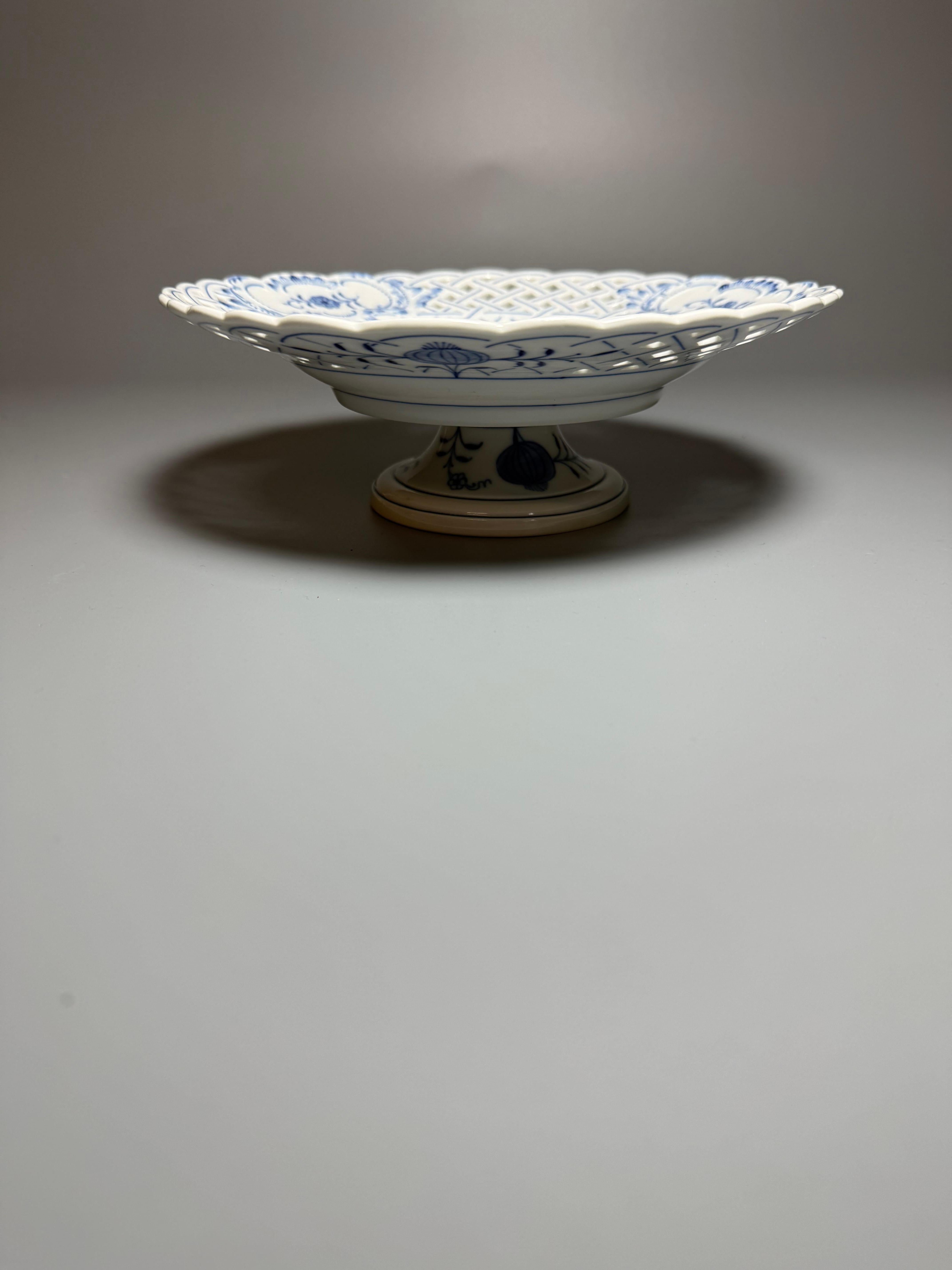 Rococo Porcelain Blue Onion Meissen Central Piece Fruit Stand 20th Century (Rokoko) im Angebot