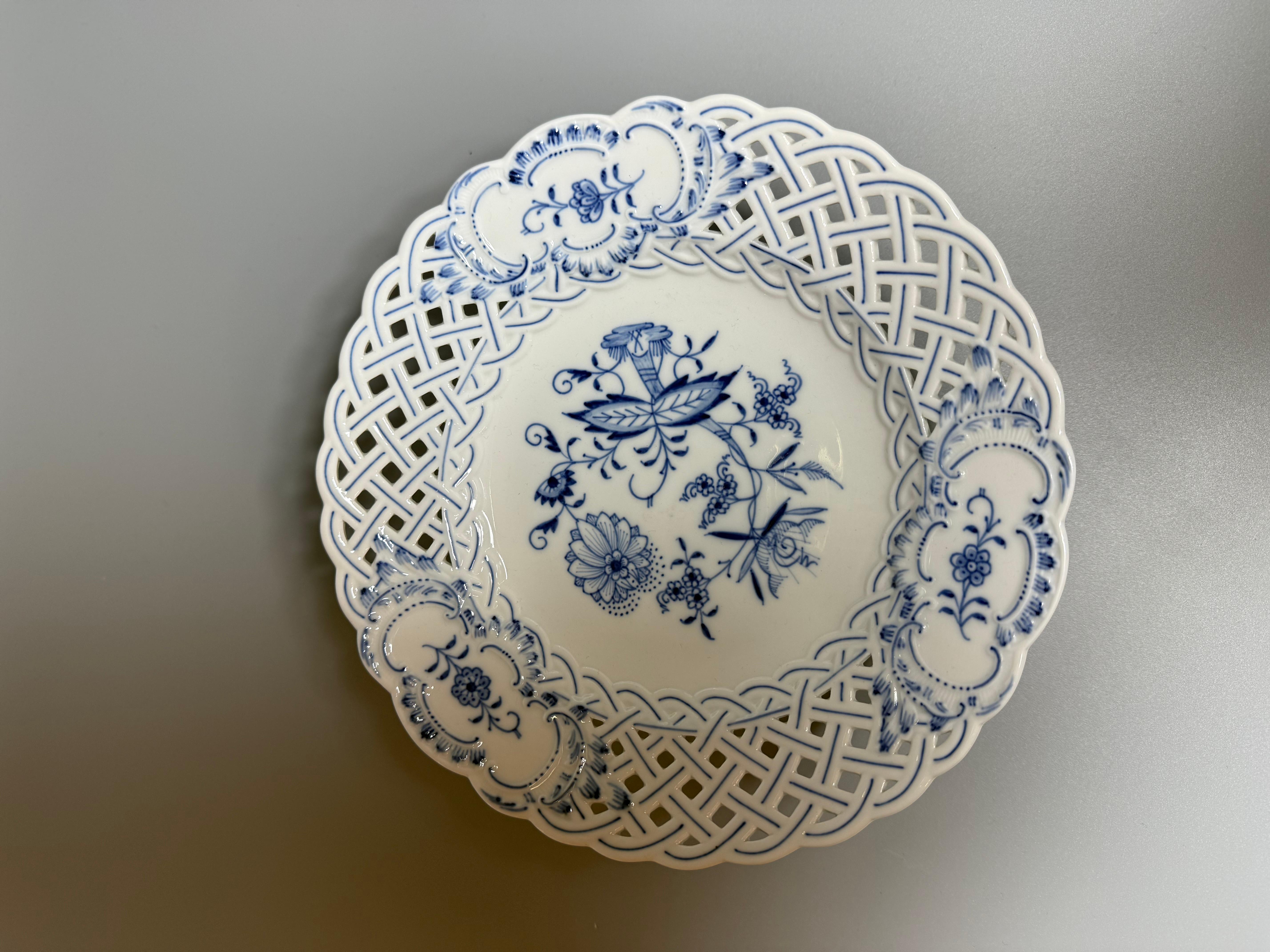 Rococo Porcelain Blue Onion Meissen Central Piece Fruit Stand 20th Century (Deutsch) im Angebot