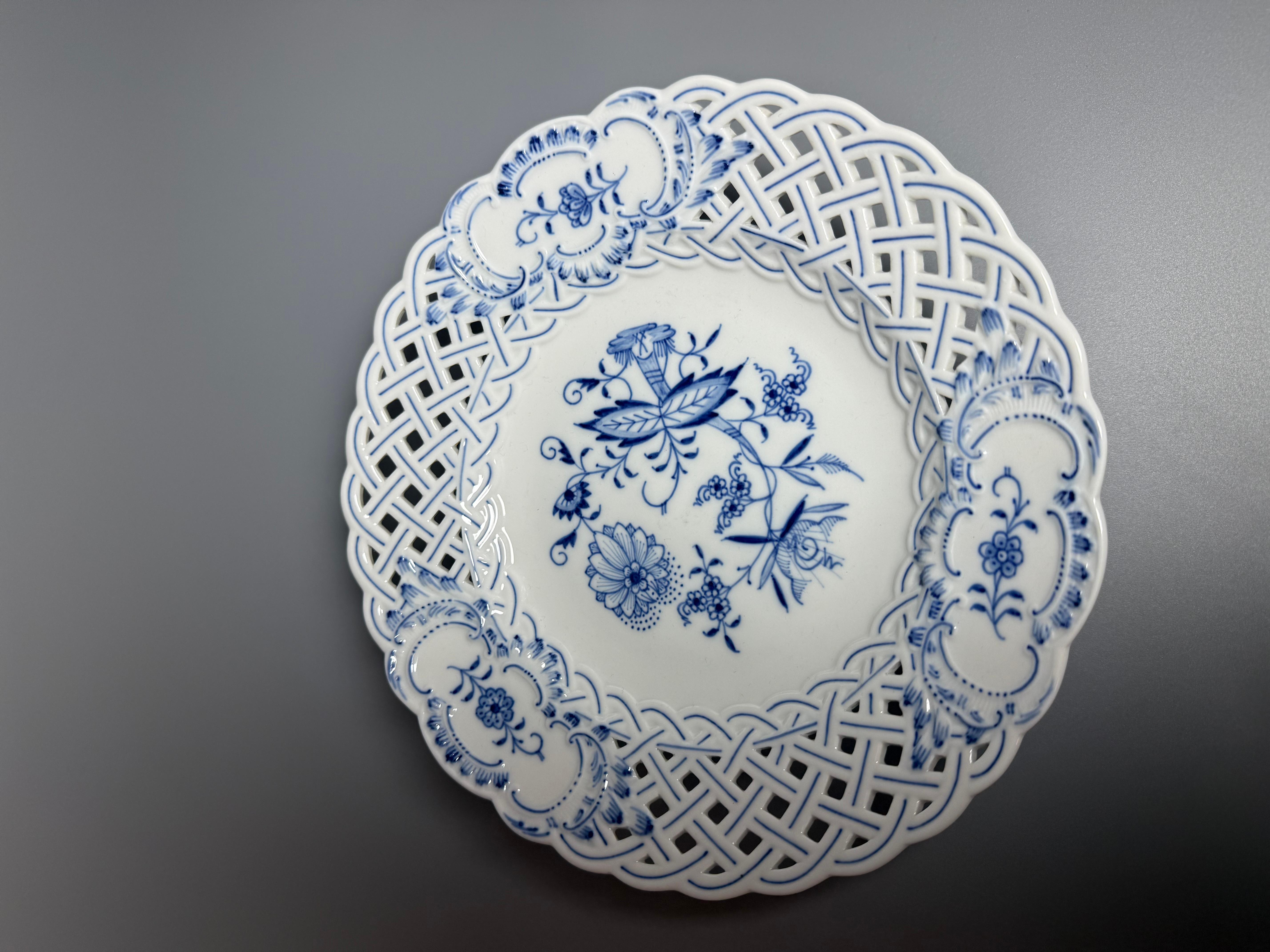 Rococo Porcelain Blue Onion Meissen Central Piece Fruit Stand 20th Century (Glasiert) im Angebot