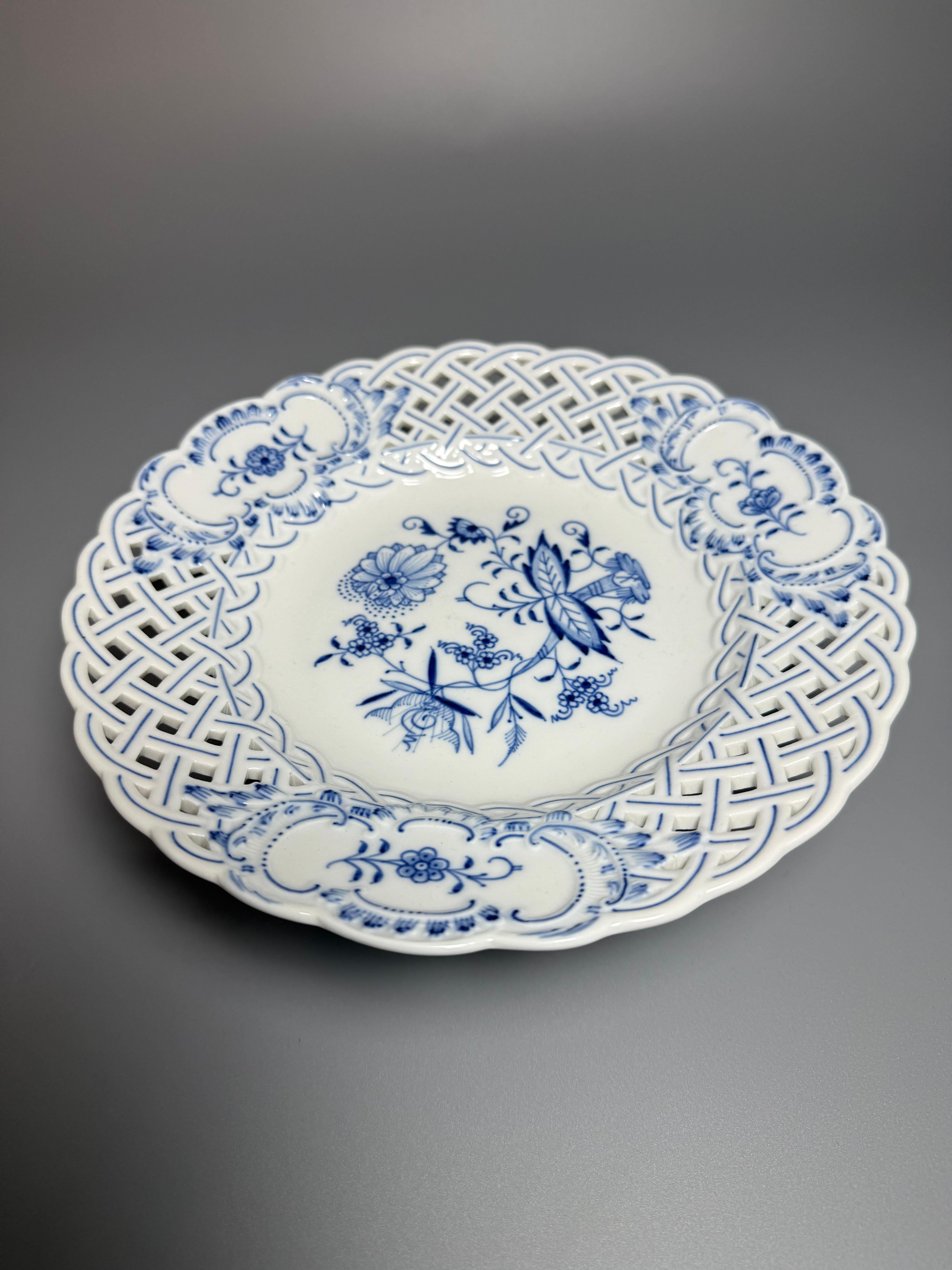 Rococo Porcelain Blue Onion Meissen Central Piece Fruit Stand 20th Century im Zustand „Gut“ im Angebot in Uppsala , SE