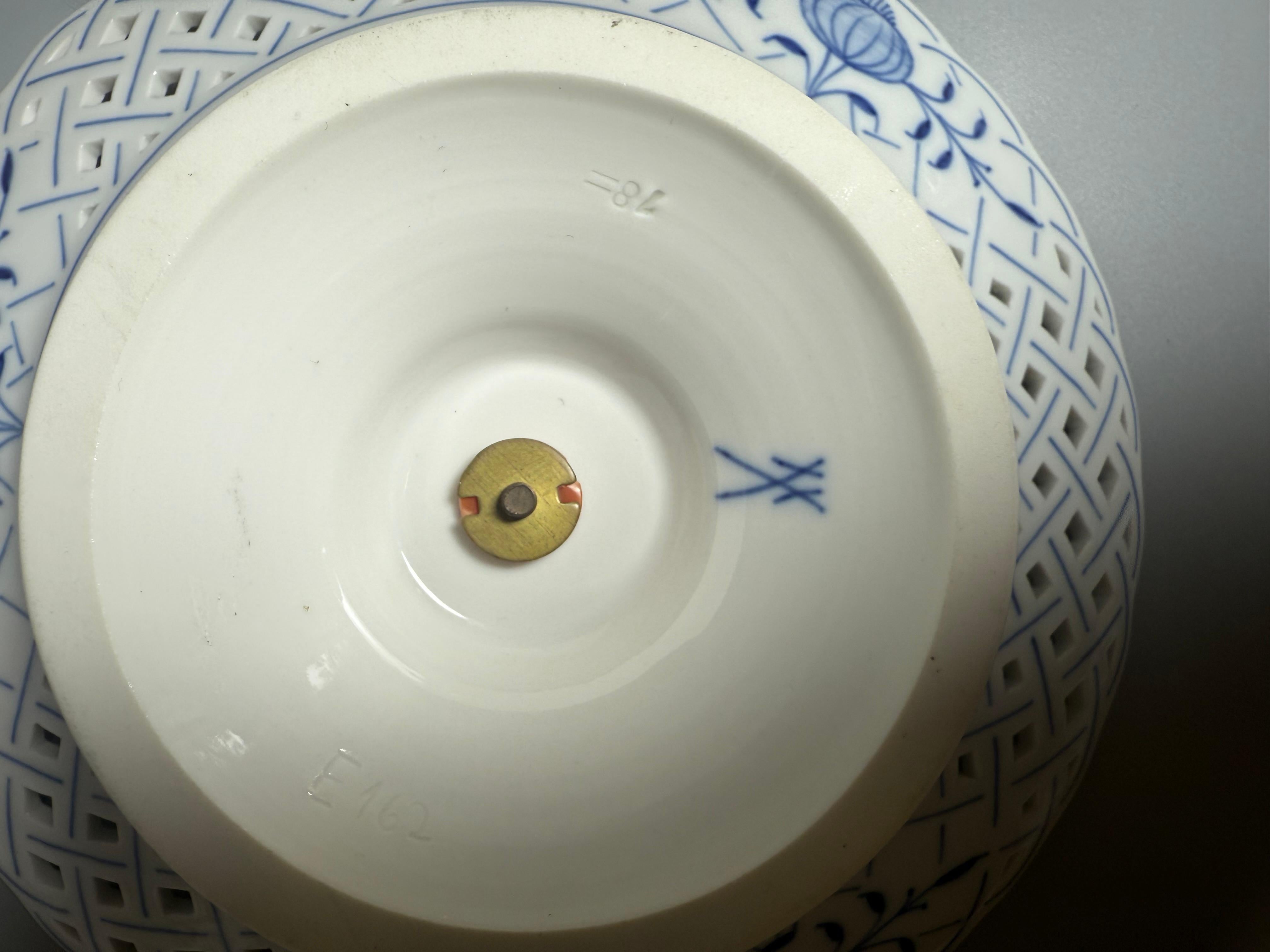 Rococo Porcelain Blue Onion Meissen Central Piece Fruit Stand 20th Century (20. Jahrhundert) im Angebot
