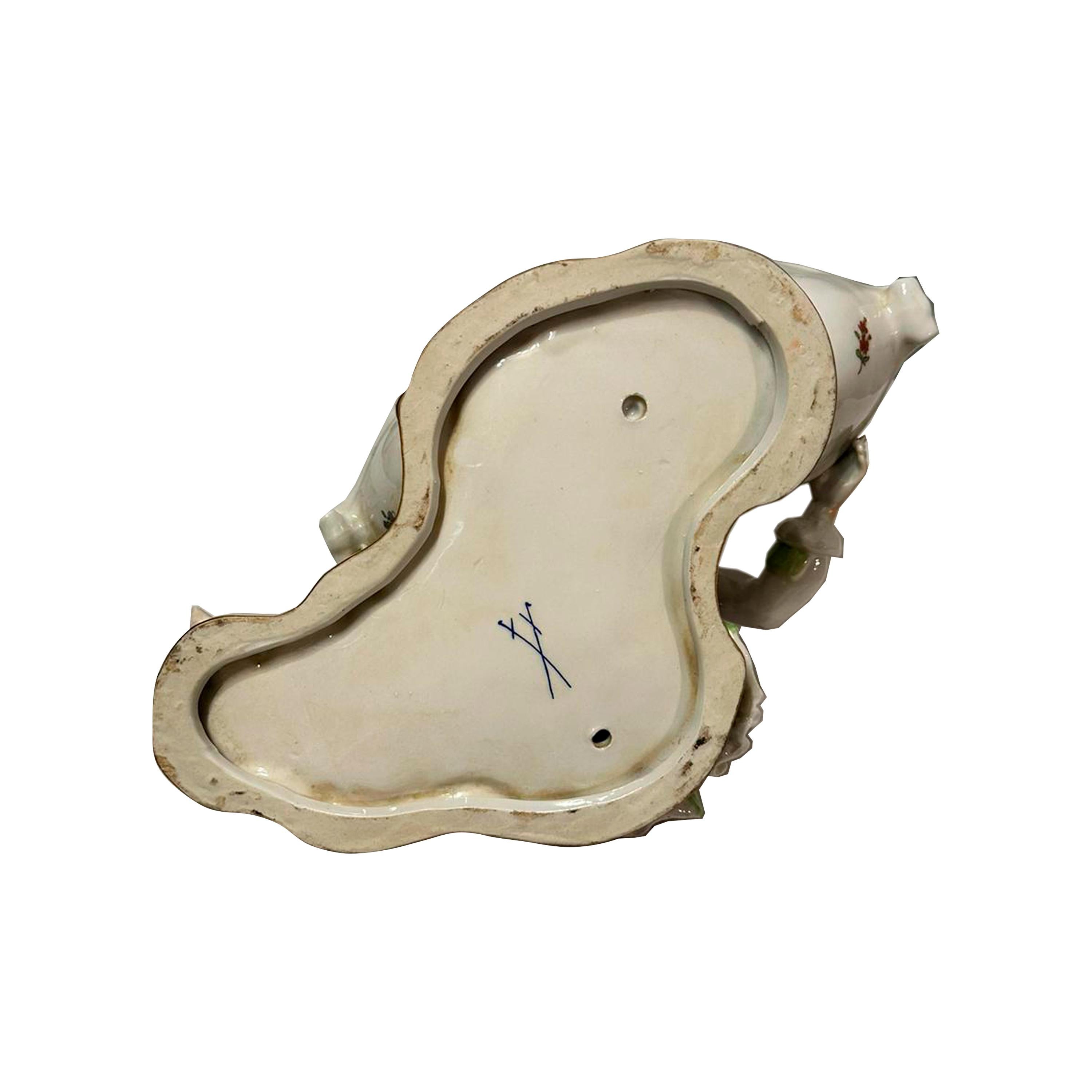 Centro de mesa rococó en porcelana pintada a mano de la firma alemana Maissen. Alrededor de 1880.
