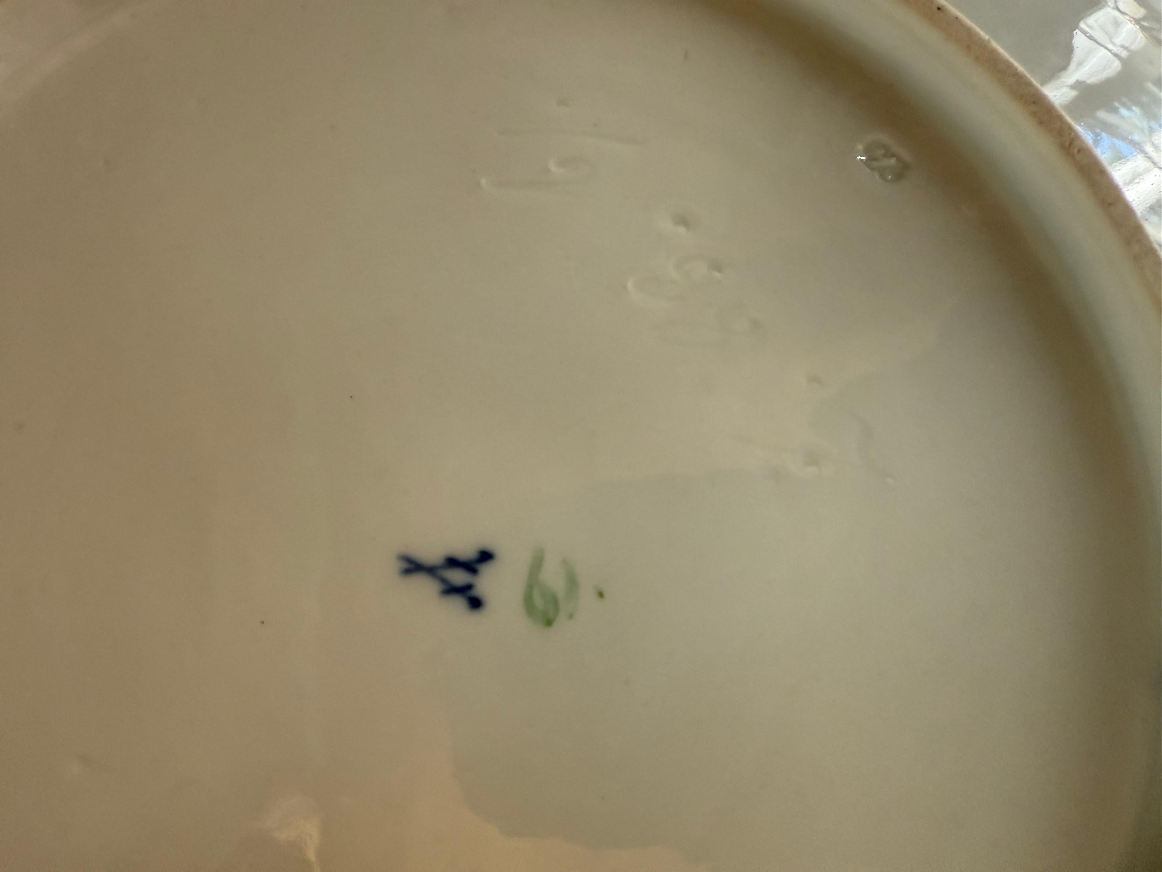 Rokoko Porzellan Zeremonienteller Meissen Vögel Gilts 19. Jahrhundert im Zustand „Gut“ im Angebot in Uppsala , SE
