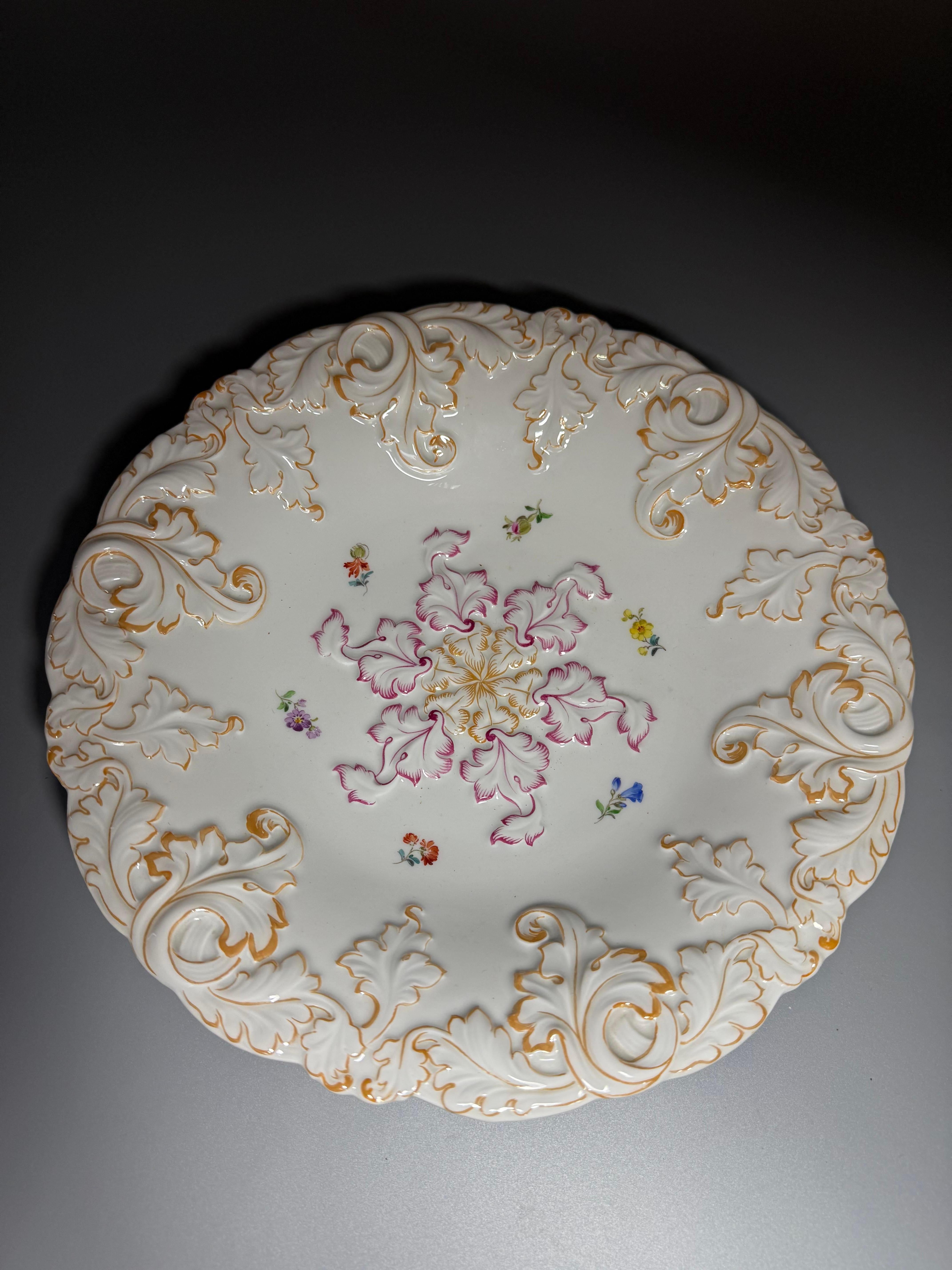 Rokoko Porzellan Meissen Servierplatte Deutschland (Handbemalt) im Angebot