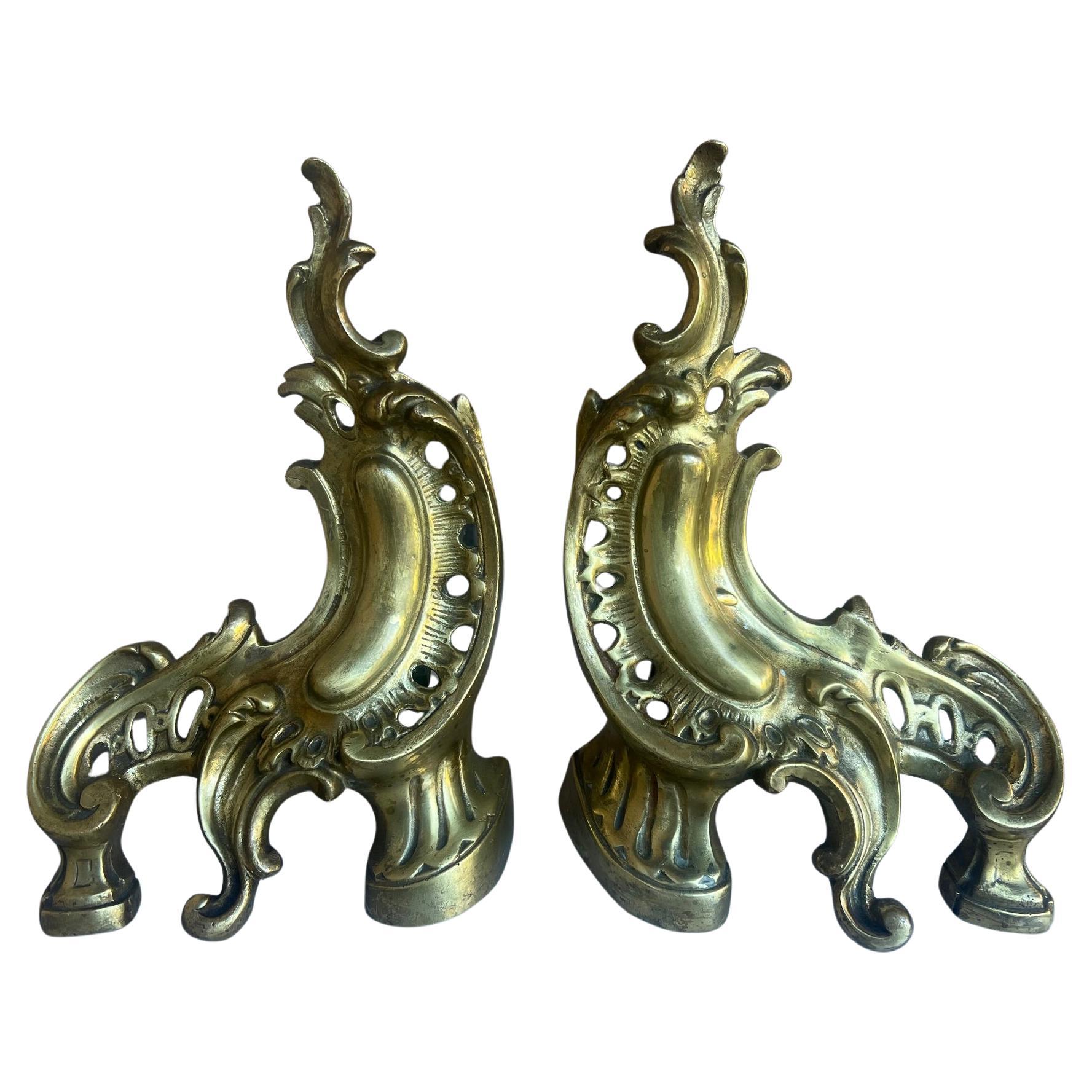 Set di due caminetti in ferro in stile Rococò Revival, realizzati in Francia alla fine del XIX secolo. Realizzato in ottone fuso e steli in ferro forgiato.