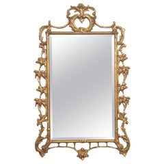 Specchio da parete smussato in legno intagliato e dorato in stile neoclassico