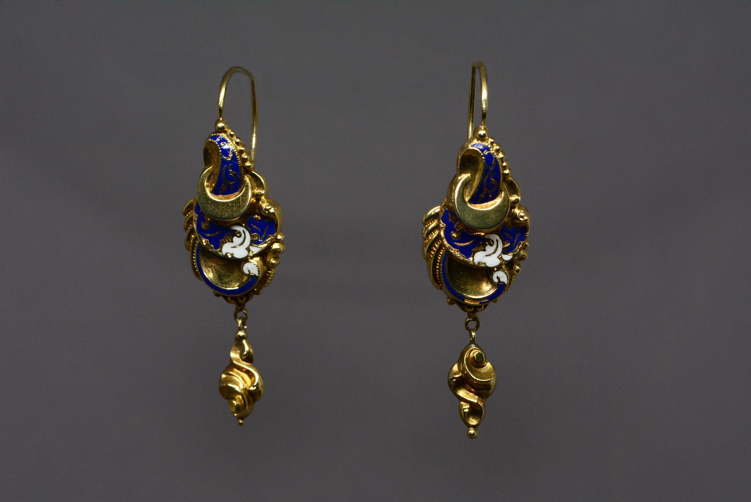 Rococo Revival Demiparure Enameled Earrings and Pendant 14 Karat Yellow Gold In Good Condition For Sale In Aurora, Ontario