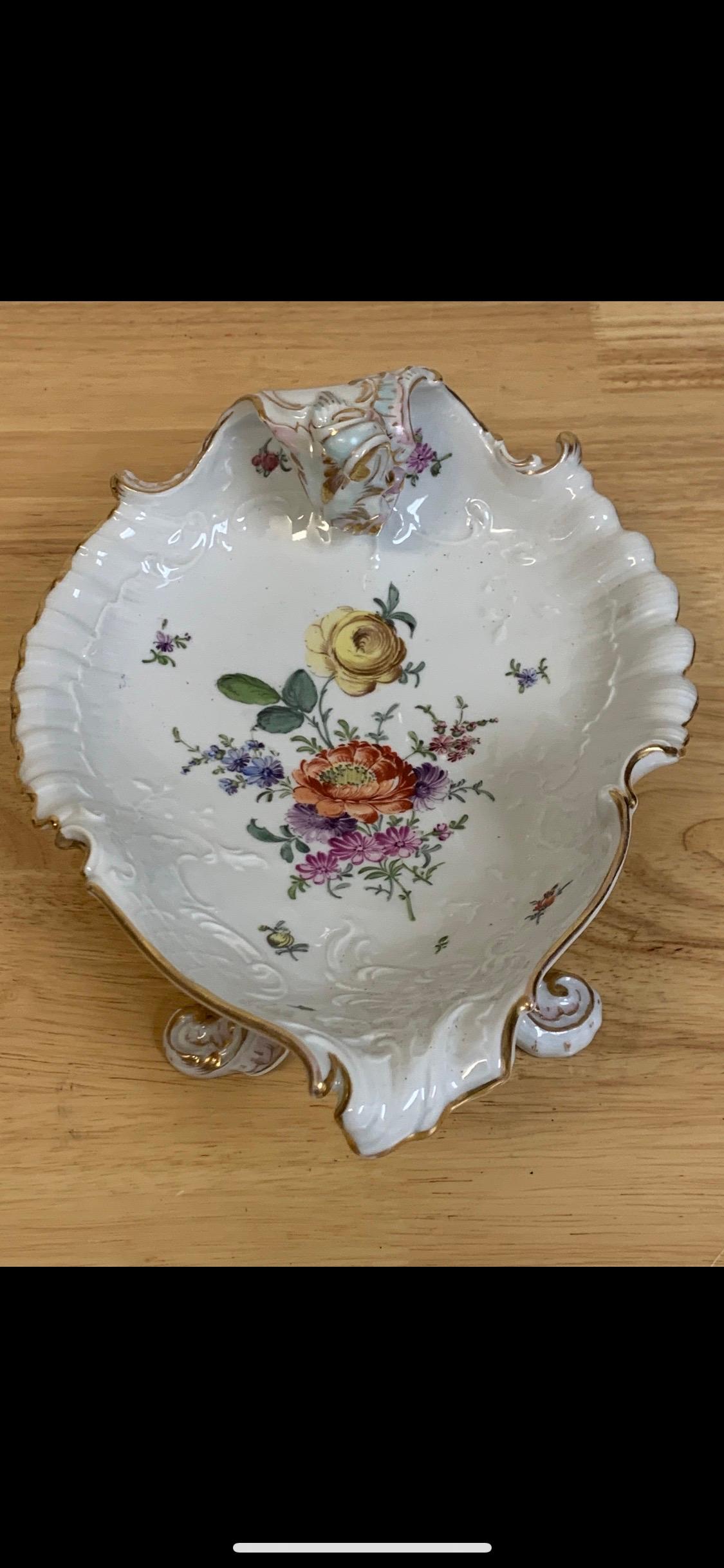 Dresden Porcelain Schale mit Fuß im Rokoko-Stil, von Helena Wolfsohn, um 1890

Eine fein handbemalte und reich modellierte Rokoko-Porzellanschale, zugeschrieben der Werkstatt Helena Wolfsohn, Dresden, um 1890. Diese ornamentale Schale mit Fuß hat