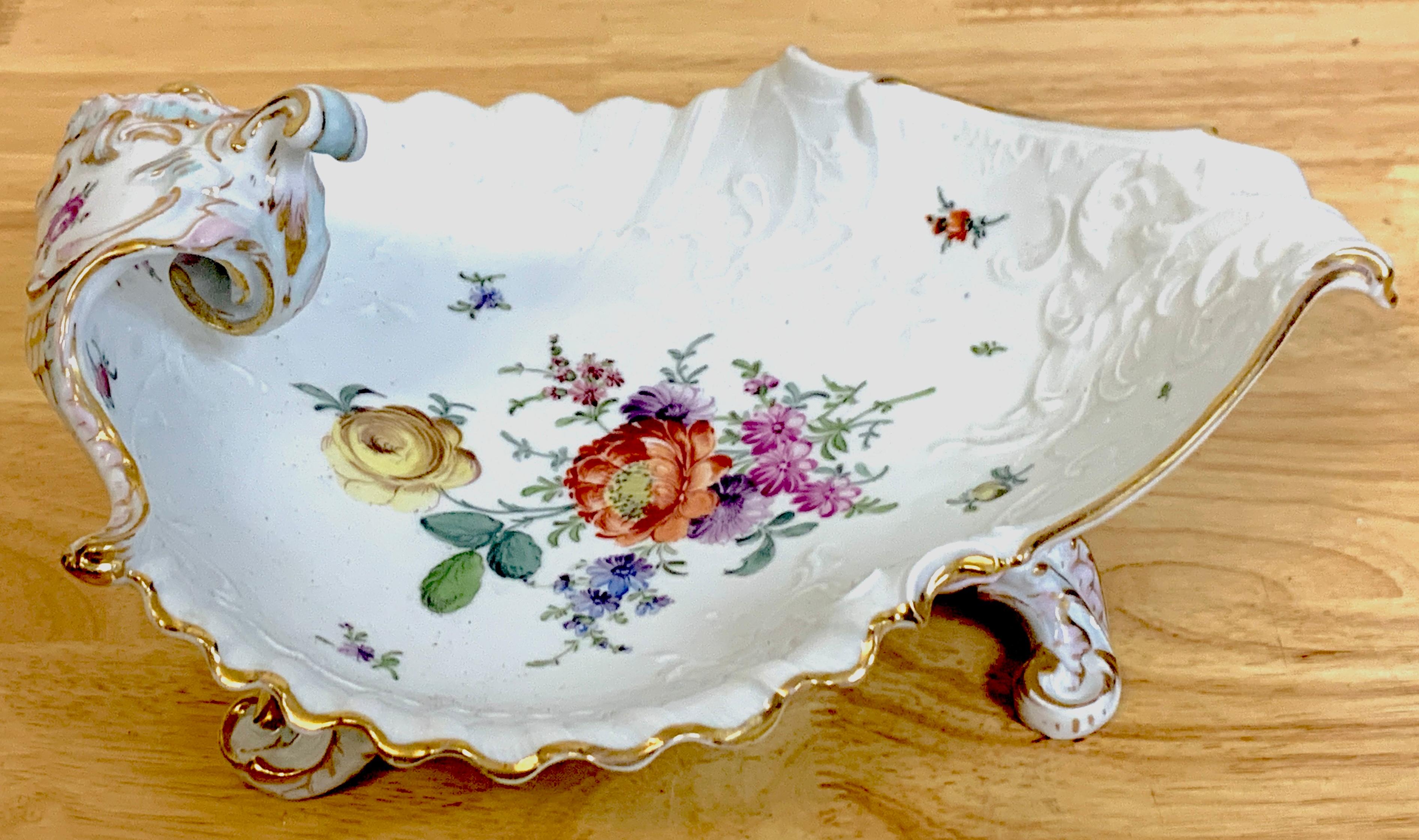 Dresden Porcelain Schale mit Fuß im Rokoko-Stil, von Helena Wolfsohn, um 1890 (Neurokoko) im Angebot