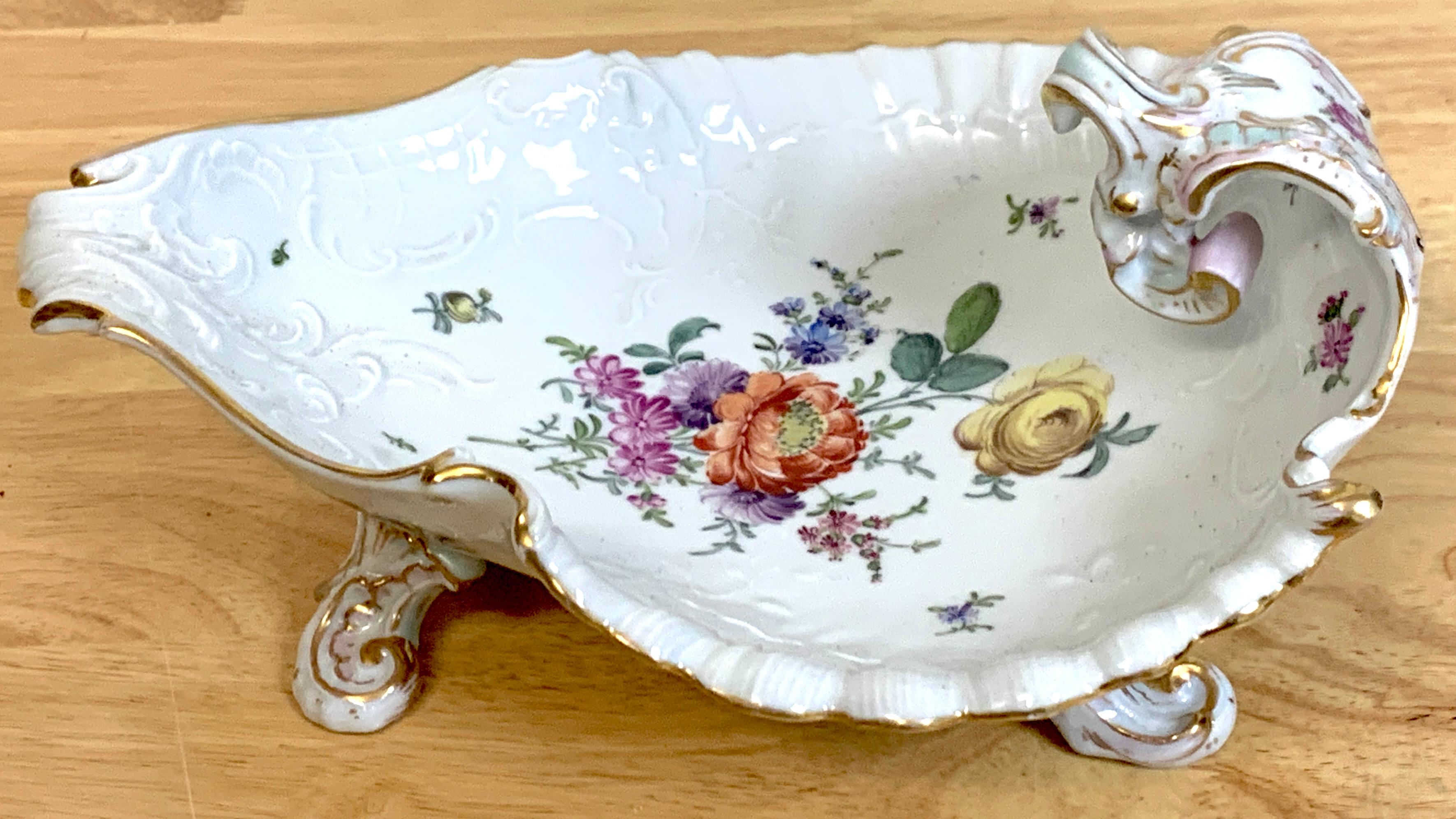 Dresden Porcelain Schale mit Fuß im Rokoko-Stil, von Helena Wolfsohn, um 1890 (Deutsch) im Angebot